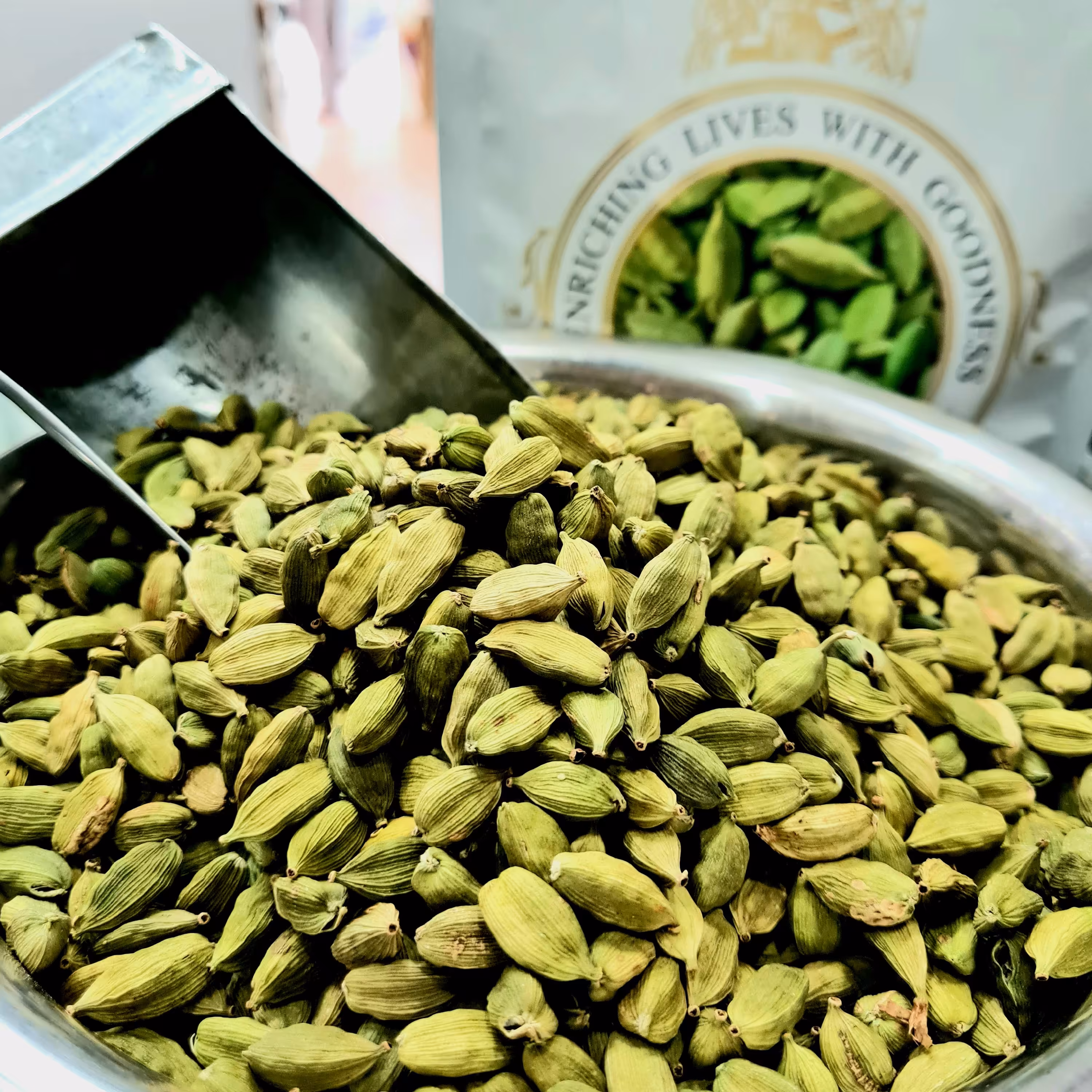 هل اکبر بنفش اعلا 50 گرمی هل سبز درجه یک