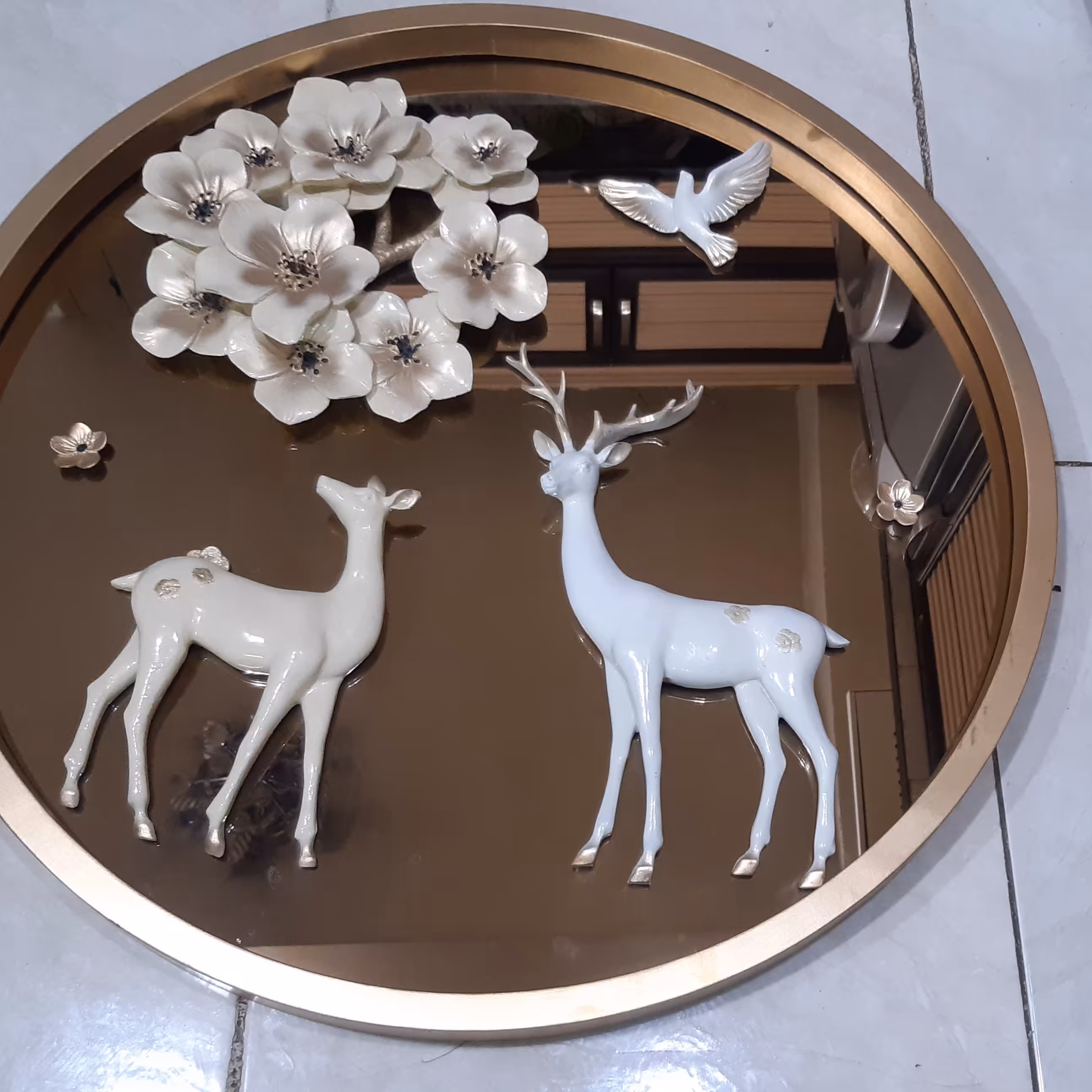 قاب  چوبی  با آینه ی برنز و تزیینات پلی استری