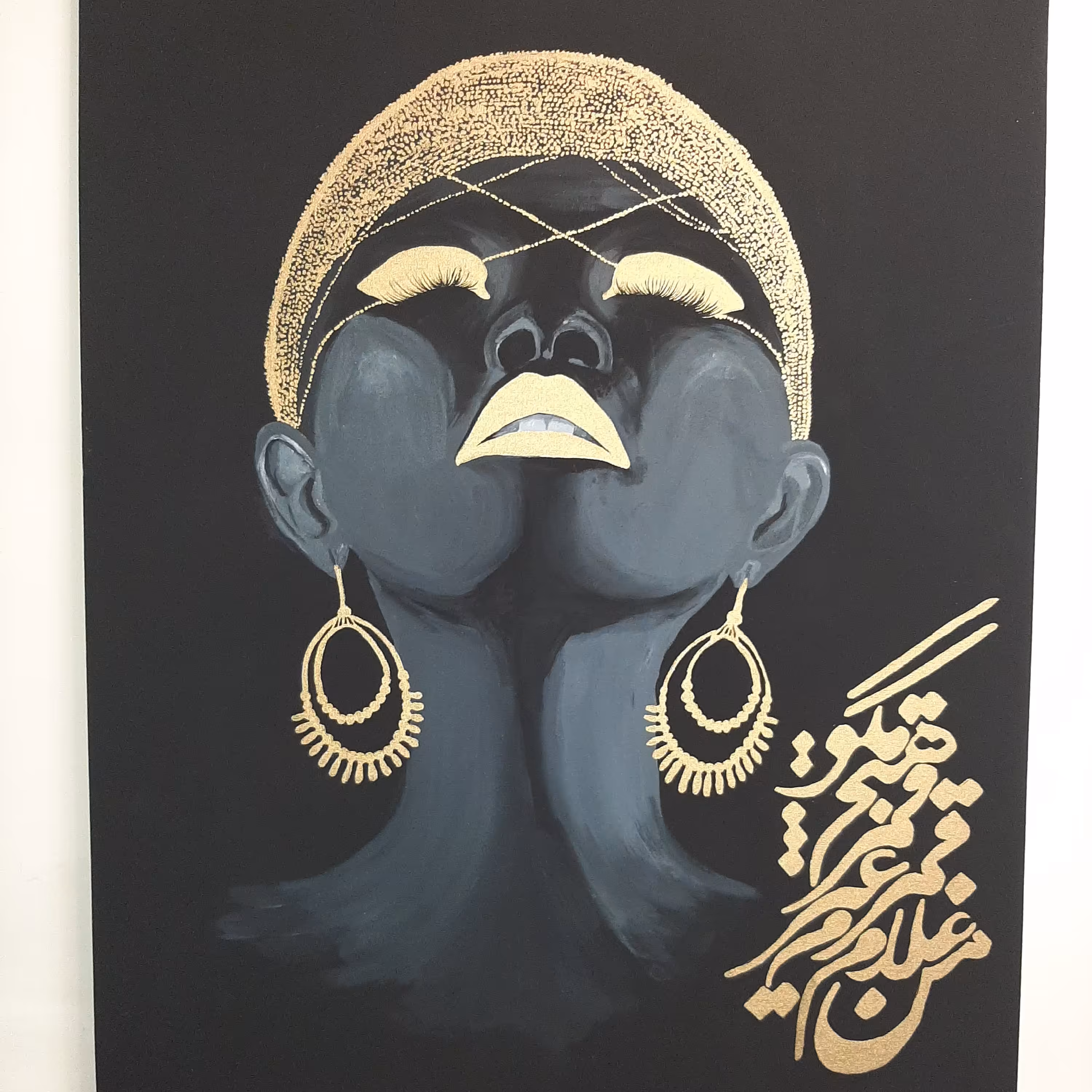 زن سیاه پوست کار شده با ورق طلا