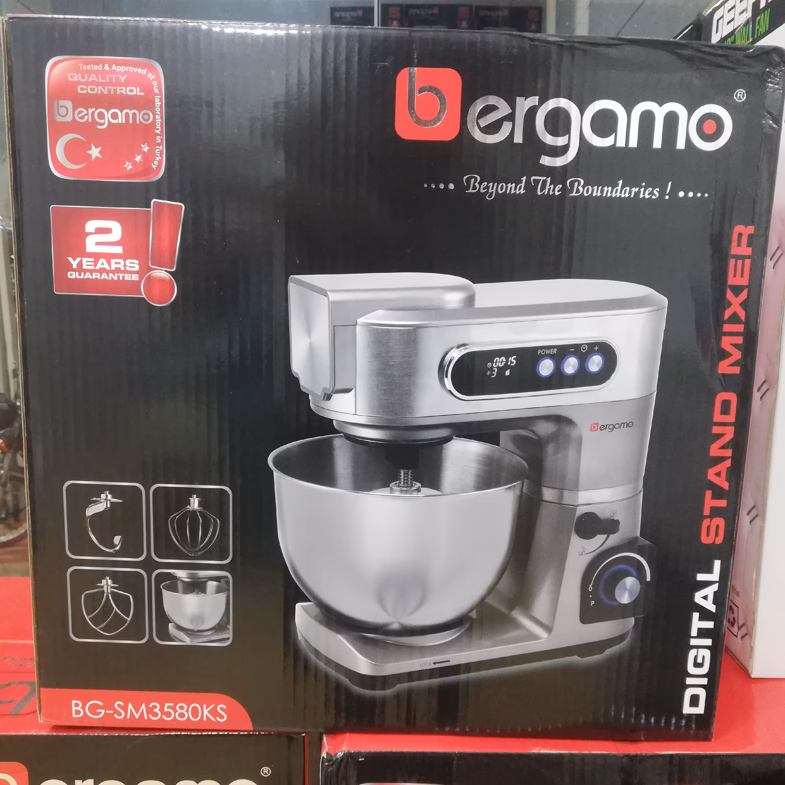 میکسر(همزن حرفه ای)
همراه با سه تیغه : خمیر زن +خامه زن+همزن
1500w