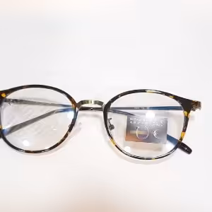 عینک طبی با قابلیت ساخت انواع عدسی طبی نمره دار فلزی و کایوچویی