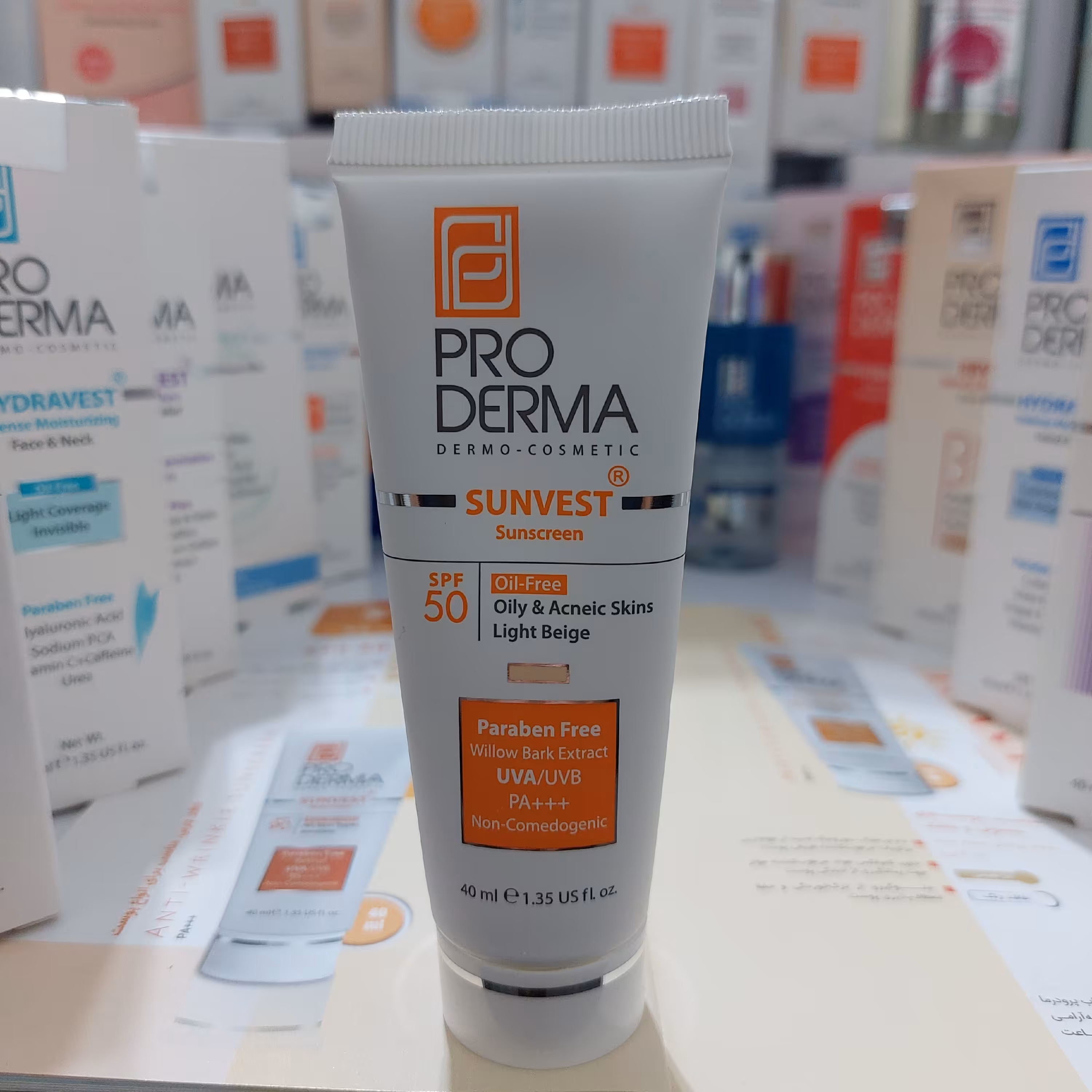 ضد آفتاب فاقد چربی SPF50 پرودرما بژ روشن در حجم 40 میلی لیتر 

