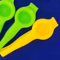 اب لیموی گیری دستی فشاری از جنس پی وی سی محکم در دورنگ زرد وسبز