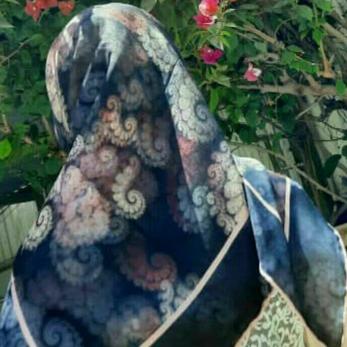 روسری نخی . دور دست دوز .قواره 120 . طرح انتخابی.کاری سبک و شیک .ایستایی عالی .اصلا سر نیست