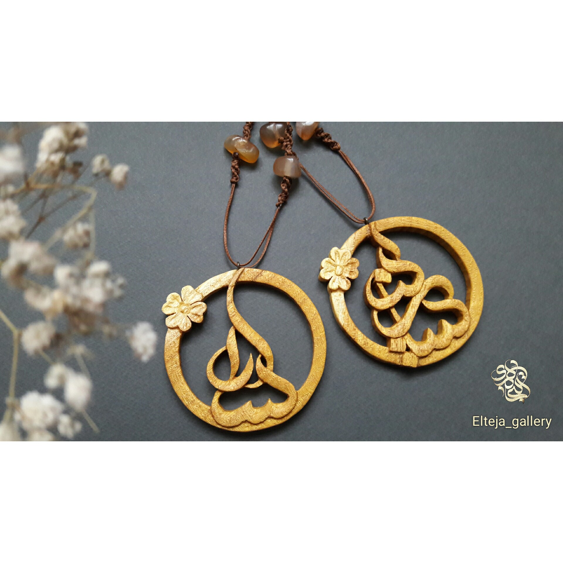 آویز چوبی اسم منبت دستساز اسمهای سارا و سارینا ساخته شده از چوب طبیعی باکیفیت و پوشش روغن گیاهی