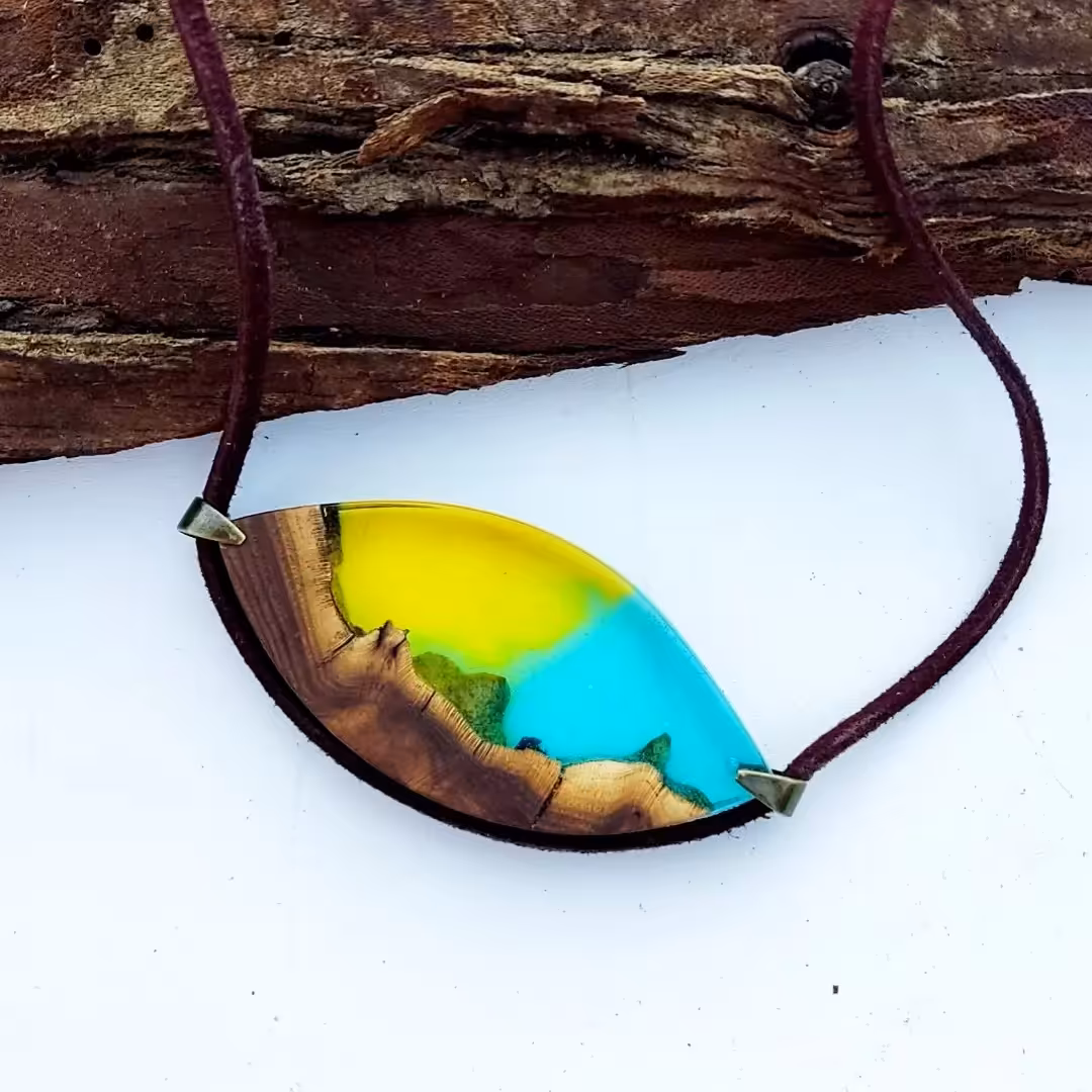 گردنبند چوب و رزین بسیار خاص