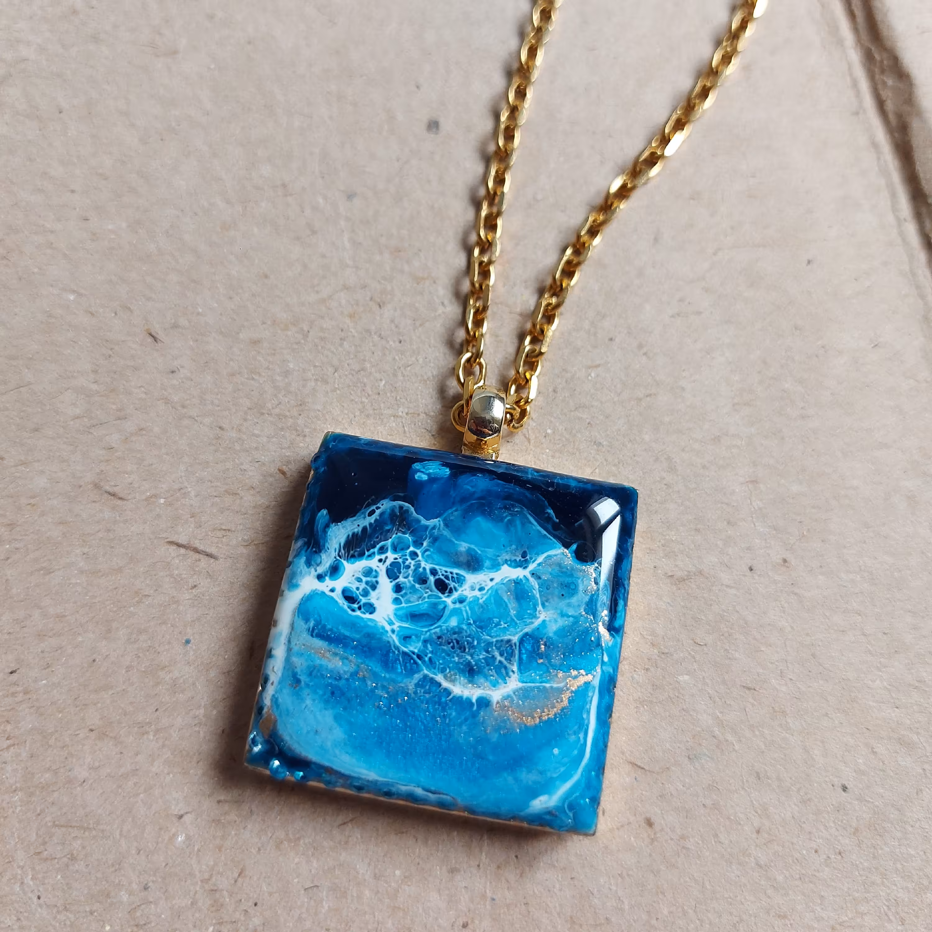 گردنبند قاب عکسی (لاکت) مربعی طرح دریا رزینی و زنجیر استیل