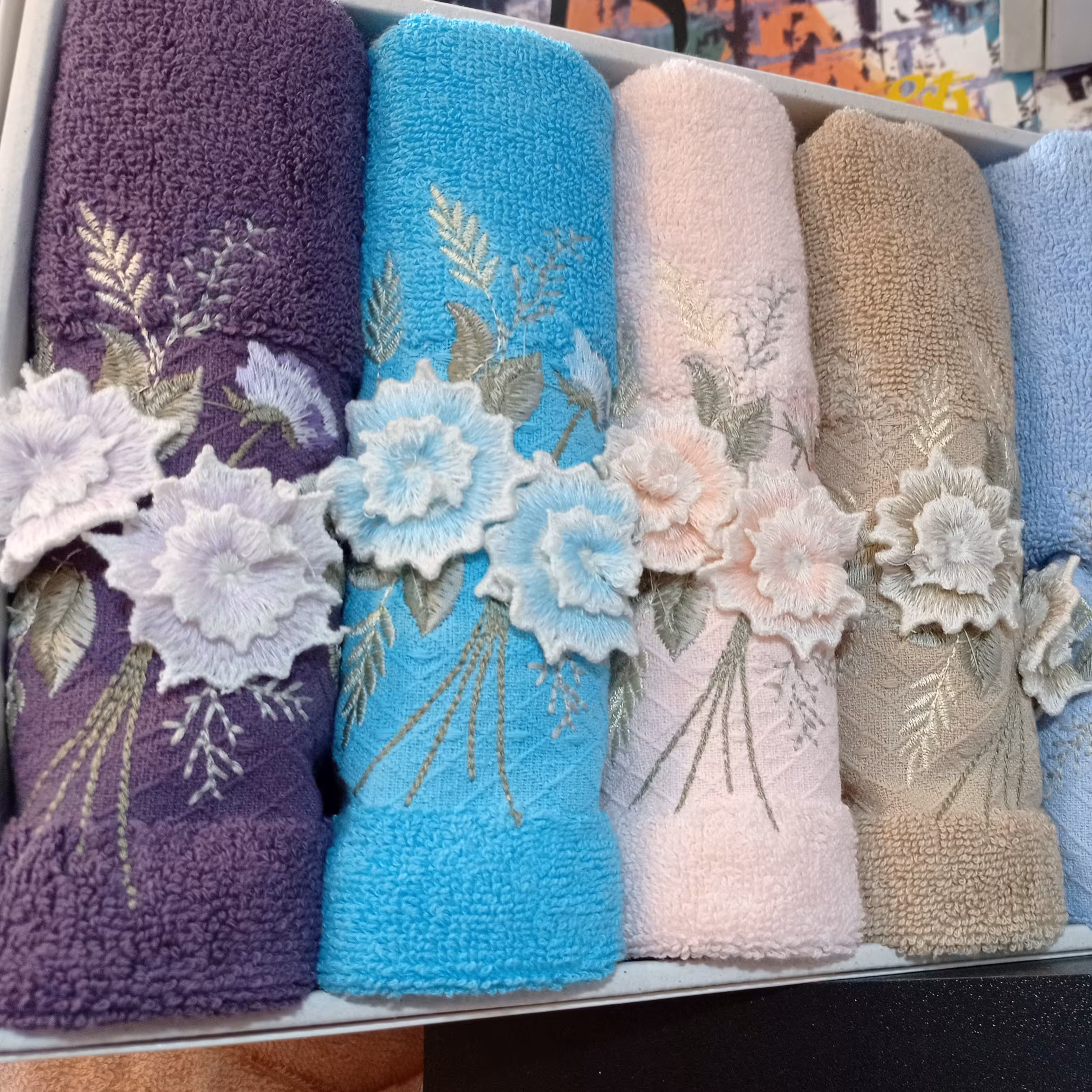 حوله گلدوزی