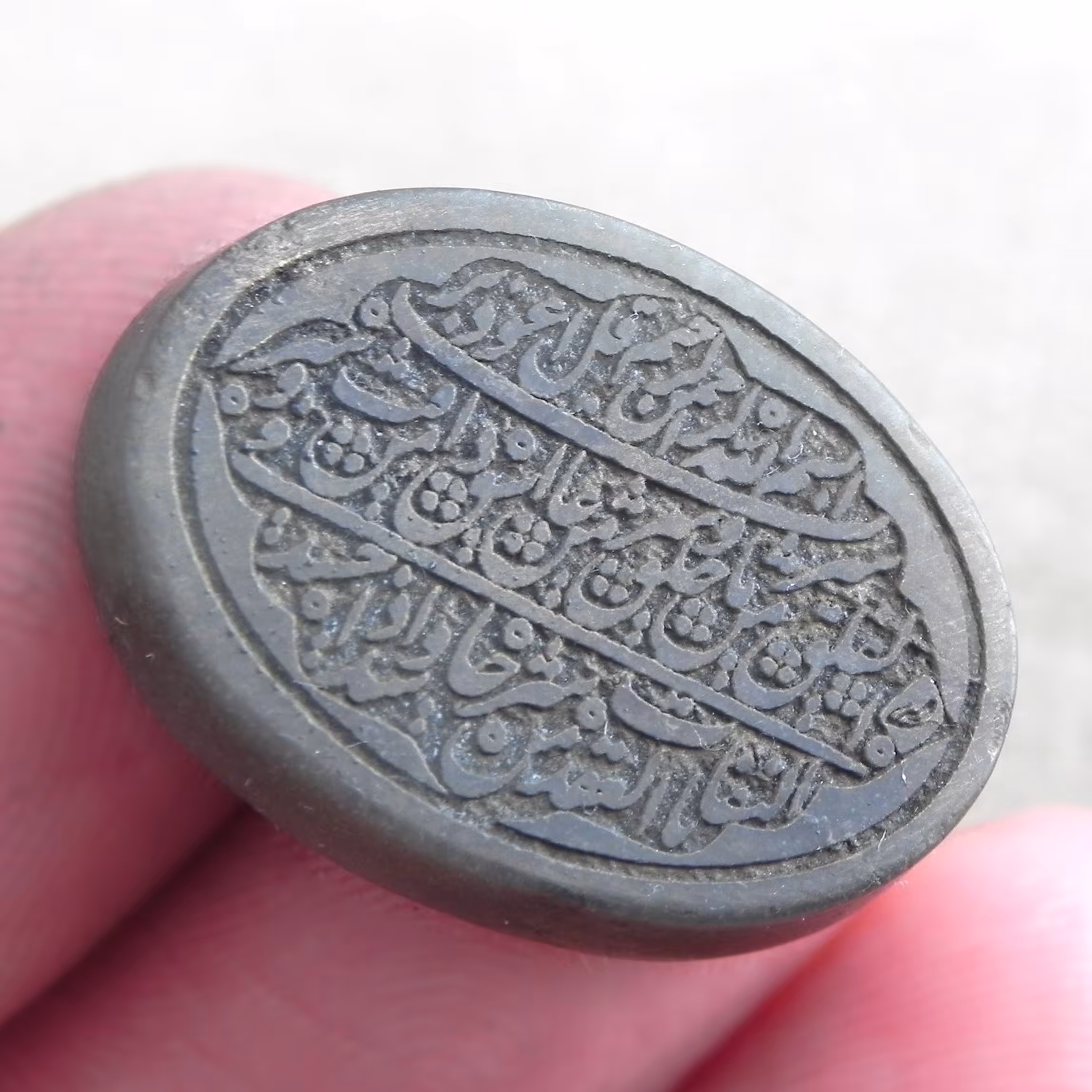 نگین یشم سبز  اصل معدنی حکاکی خطی سوره فلق مناسب برای انگشتری گردنی