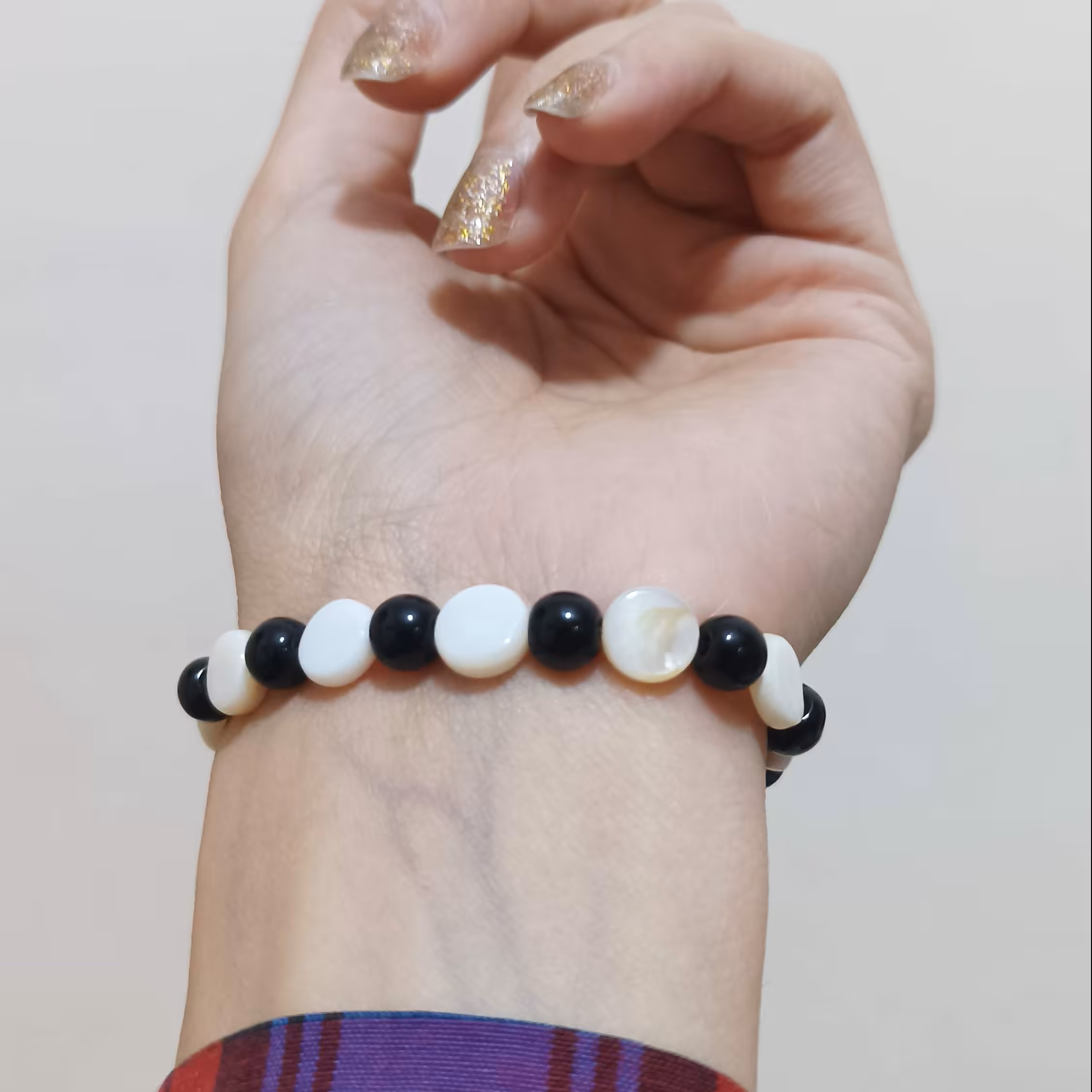 دستبند زیبا ساخته شده با صدف طبیعی و مروارید مصنوعی