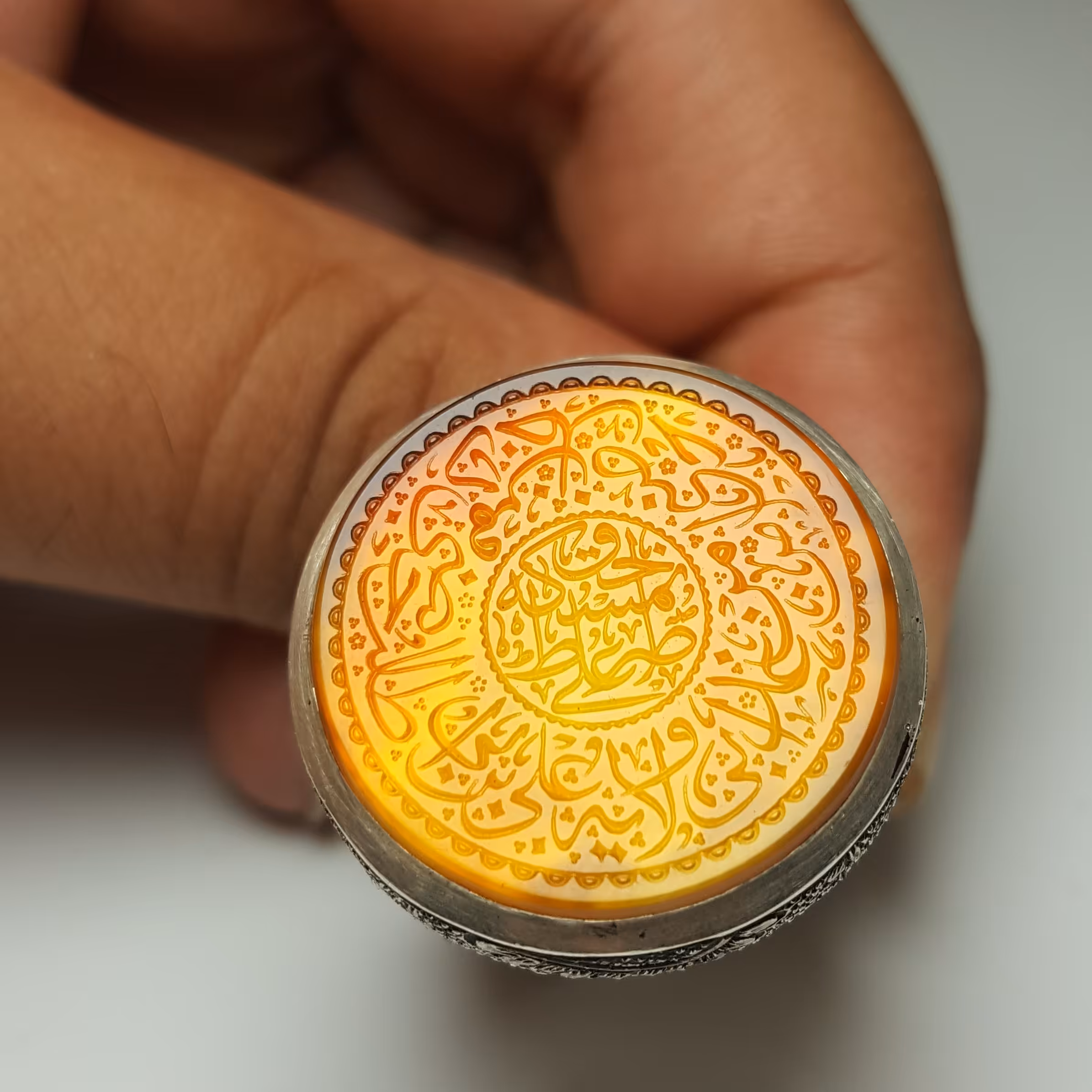 نگین عقیق خط استاد طاهر  ولایت امیر المومنین علی 