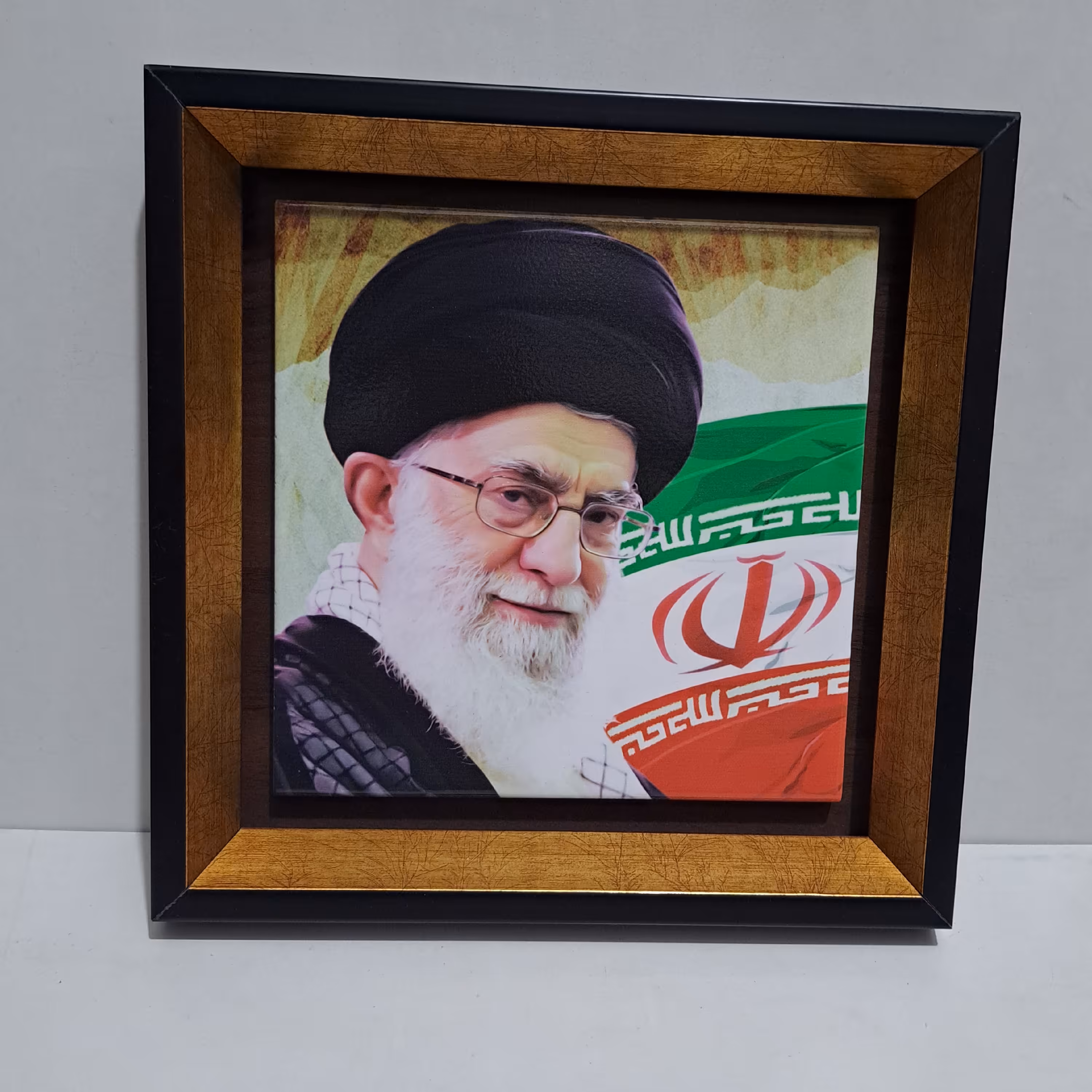 قاب کاشی با تمثال رهبری حضرت آیت الله خامنه ای حفظ الله اندازه 30 در 30 