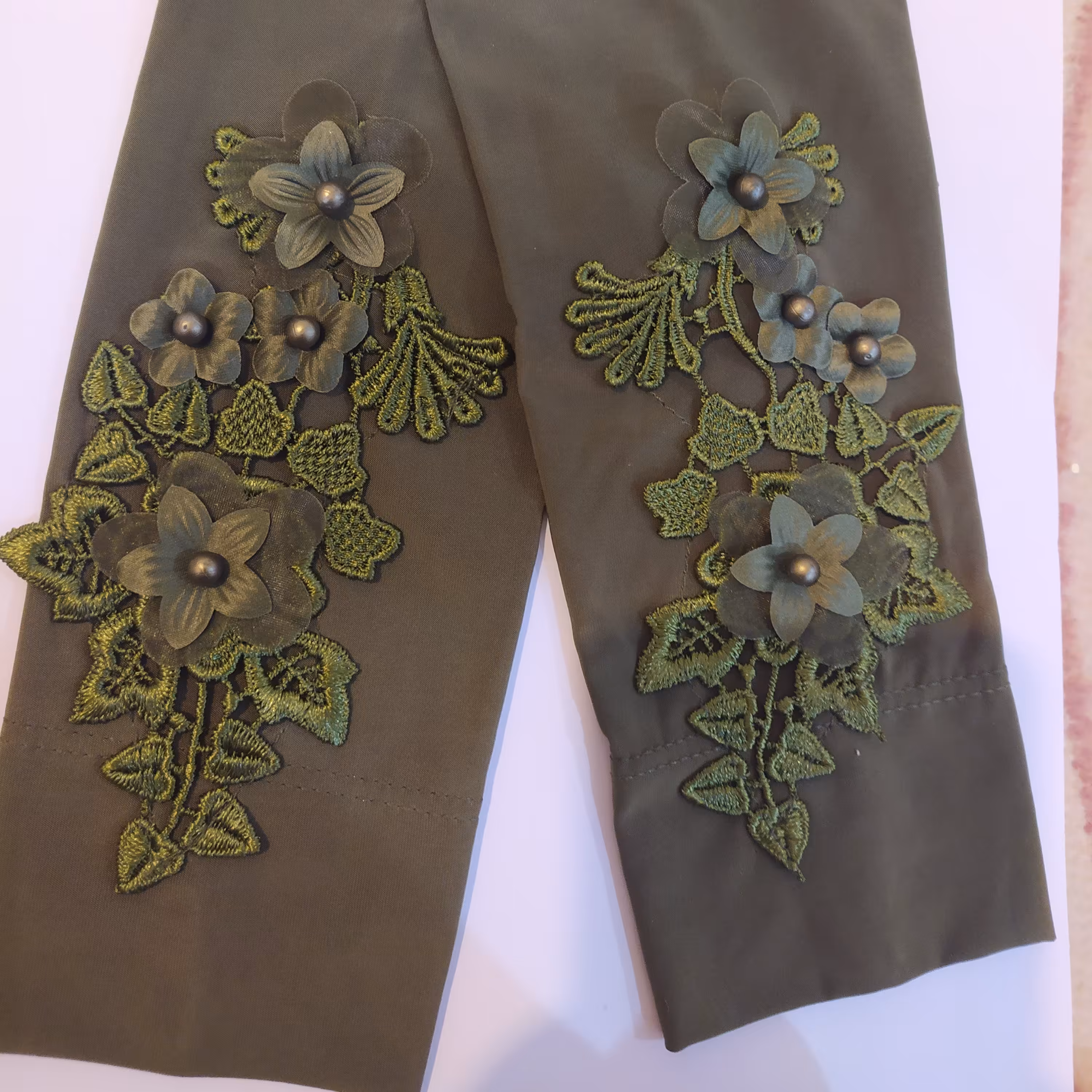 ساق دست گل برجسته طرح تری‌دی رنگ سبز