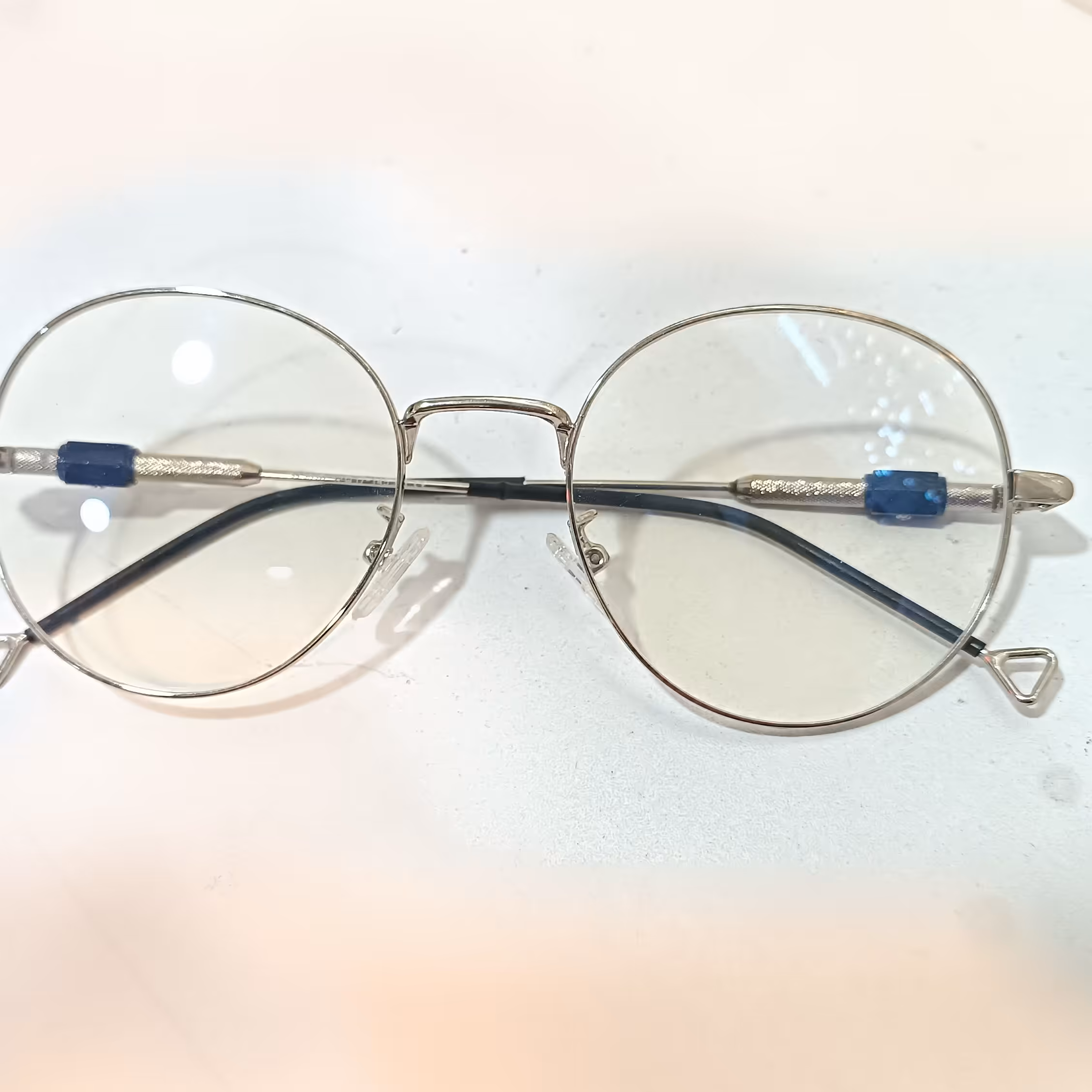 عینک آنتی رفلکس مخصوص کار با کامپیوتر و گوشی موبایل جنسیت فریم تمام قاب فلزی مدل گرد رنگ نقره ای 