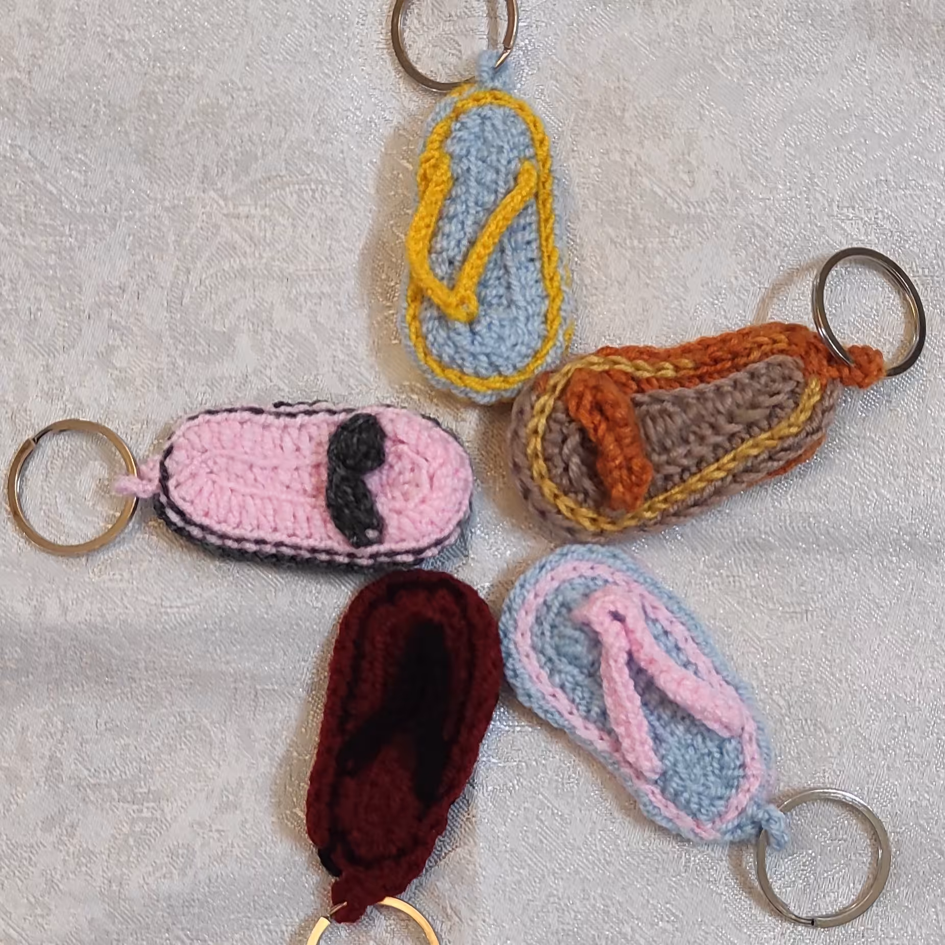 جاسوئیچی مدل دمپایی لاانگشتی قلاب بافی. در رنگهای متنوع 