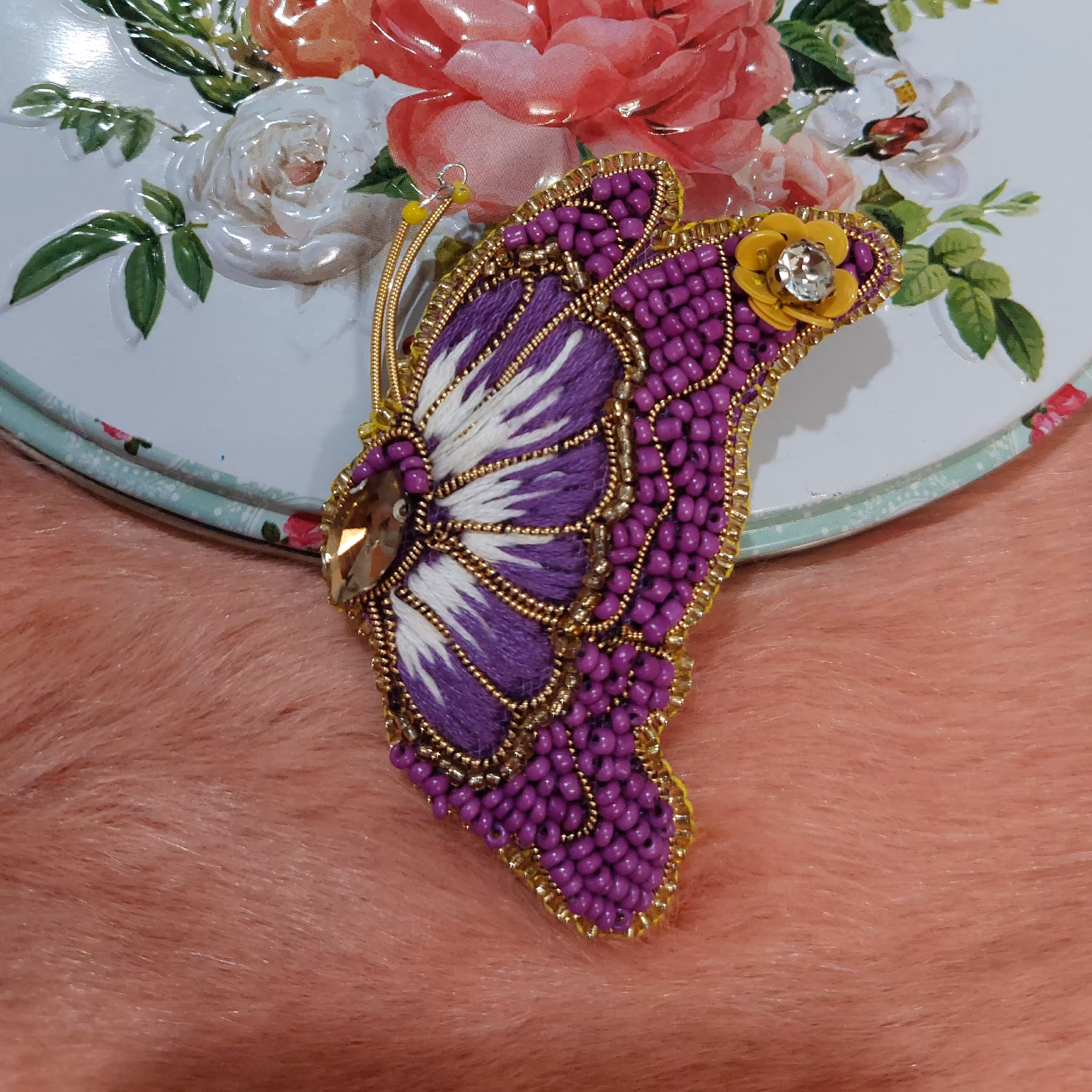 گل سینه جواهردوزی پروانه تلفیقی رنگ بنفش