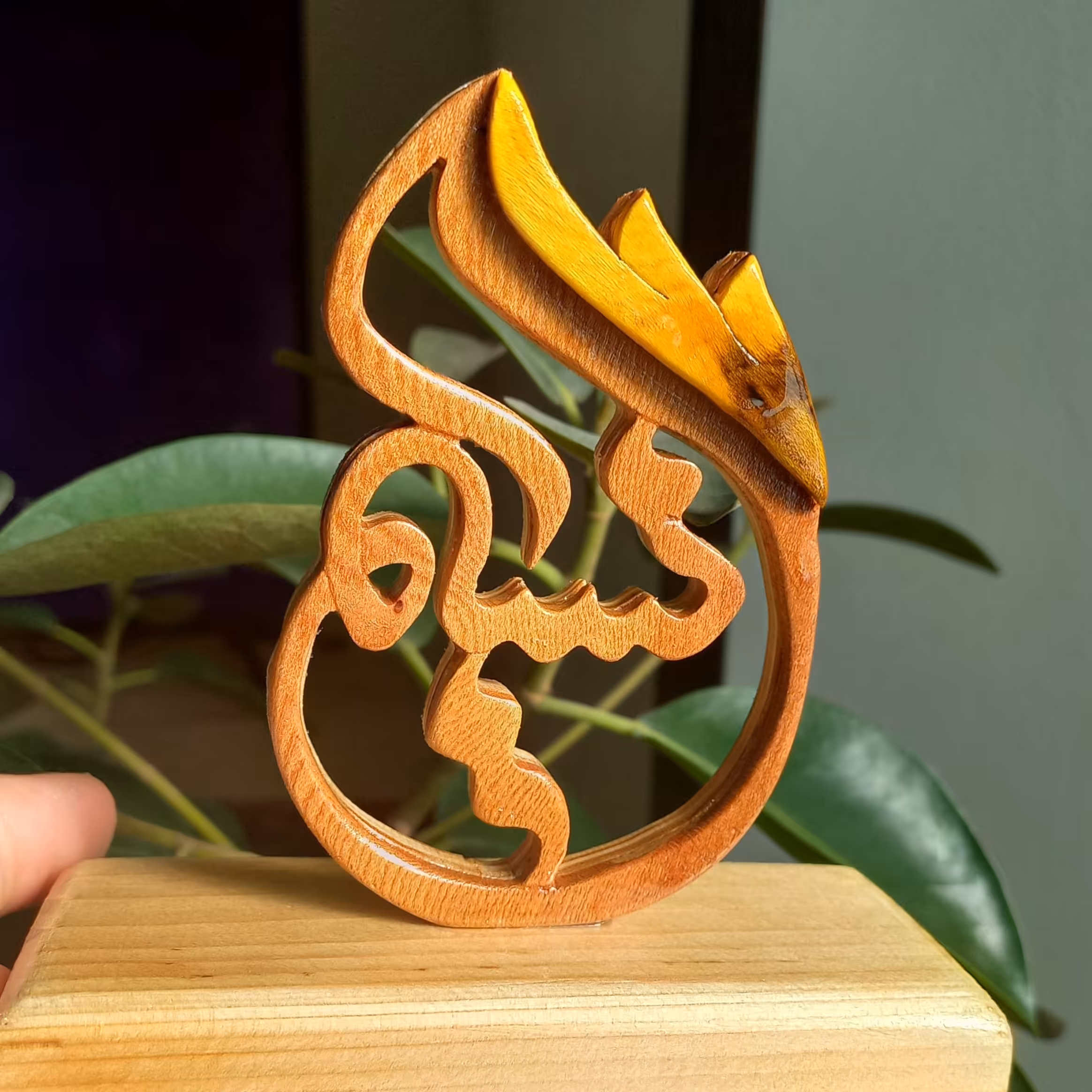 استند اسم چوبی