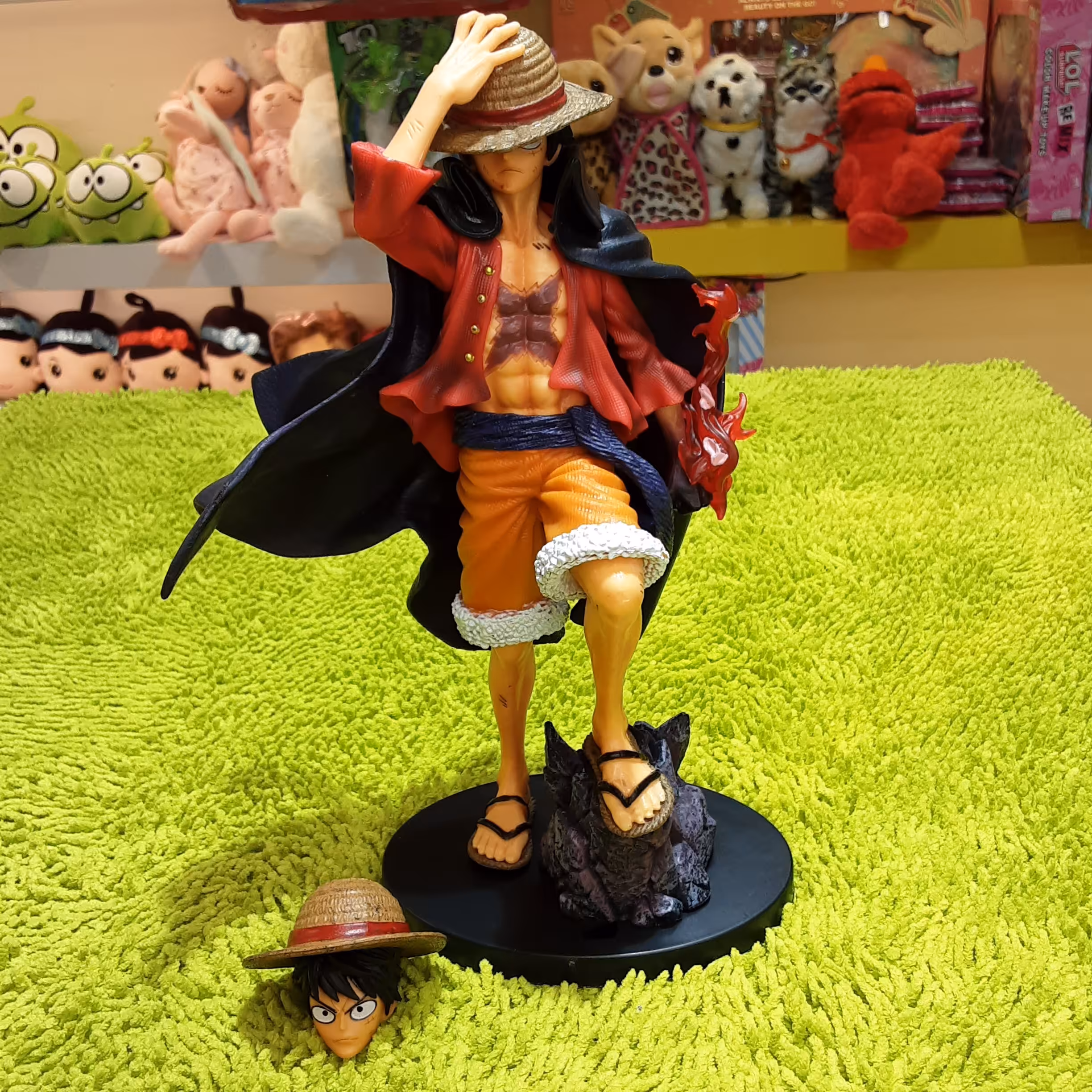 فیگور شخصیت لوفی از انیمه وان پیس (one piece) همراه با سر اضافه