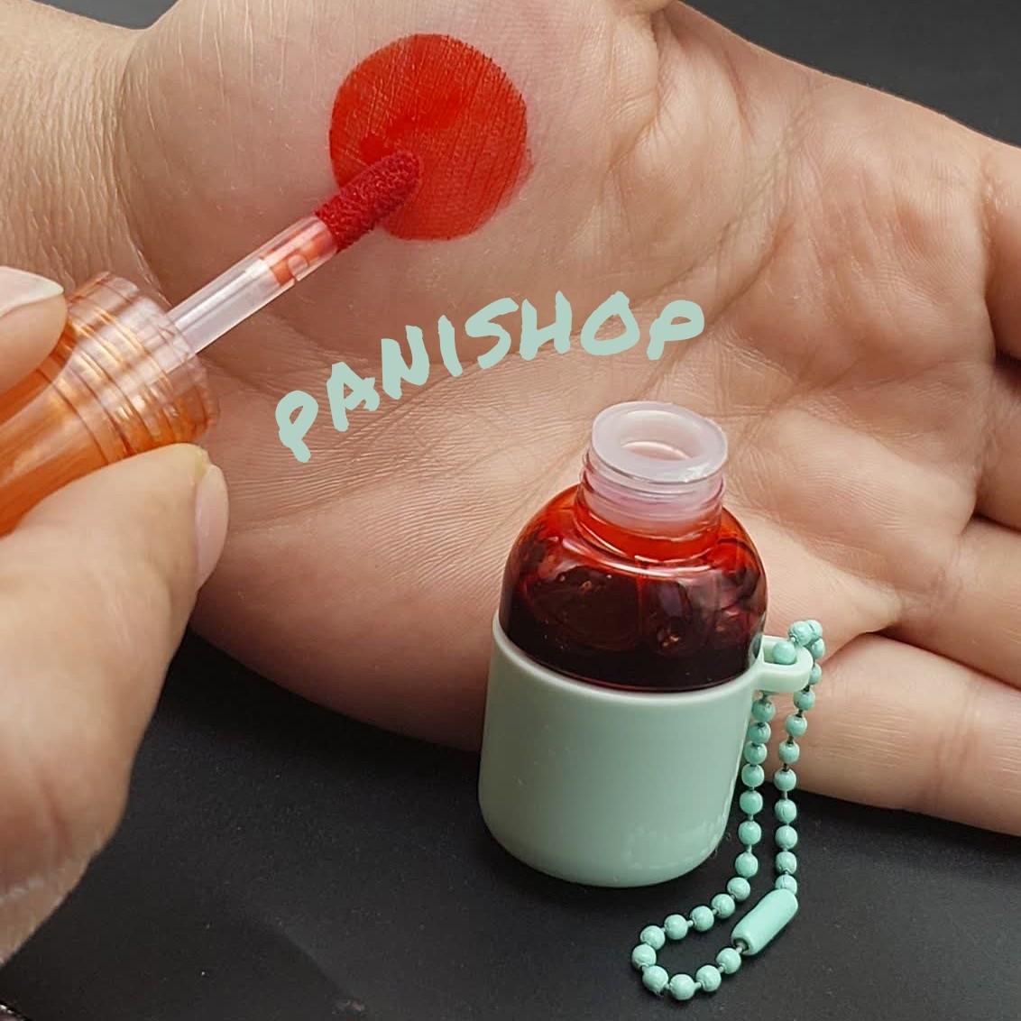 تینت لب مجیک MAGIC مدل قمقمه رنگ قرمز ملایم بازنجیر آویز کاملا ضدآب  بافت بسیار سبک و 24 ساعته مات  تاریخ مصرف 2027