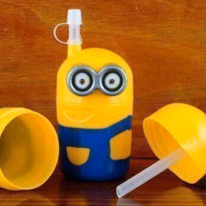 لیوان درب دار طرح قمقمه مینیون نی دار 