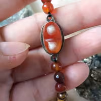 دستبند عقیق اصل با نگین باباقوری سه پوسته و مهره های عقیق و چشم ببر