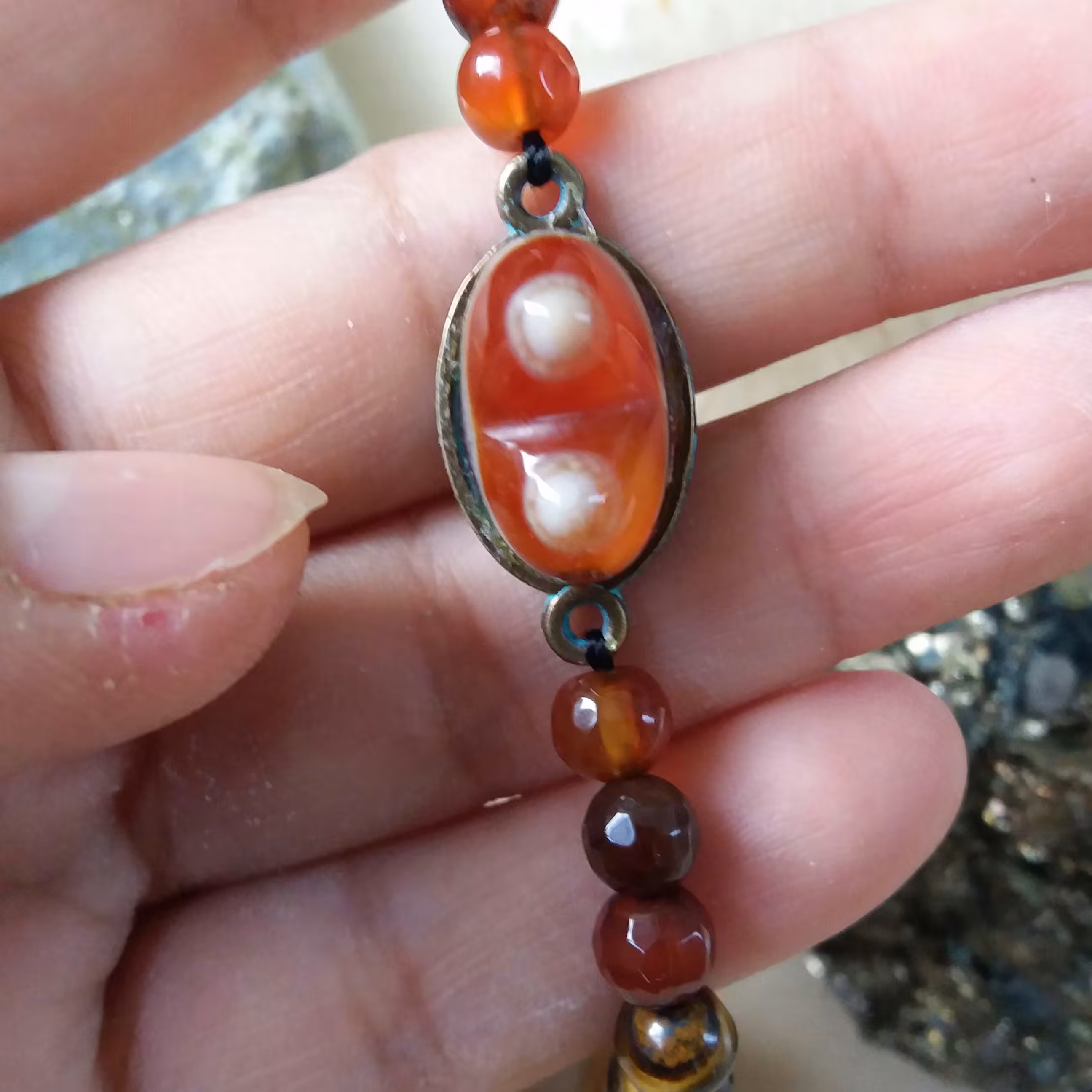 دستبند عقیق اصل با نگین باباقوری سه پوسته و مهره های عقیق و چشم ببر