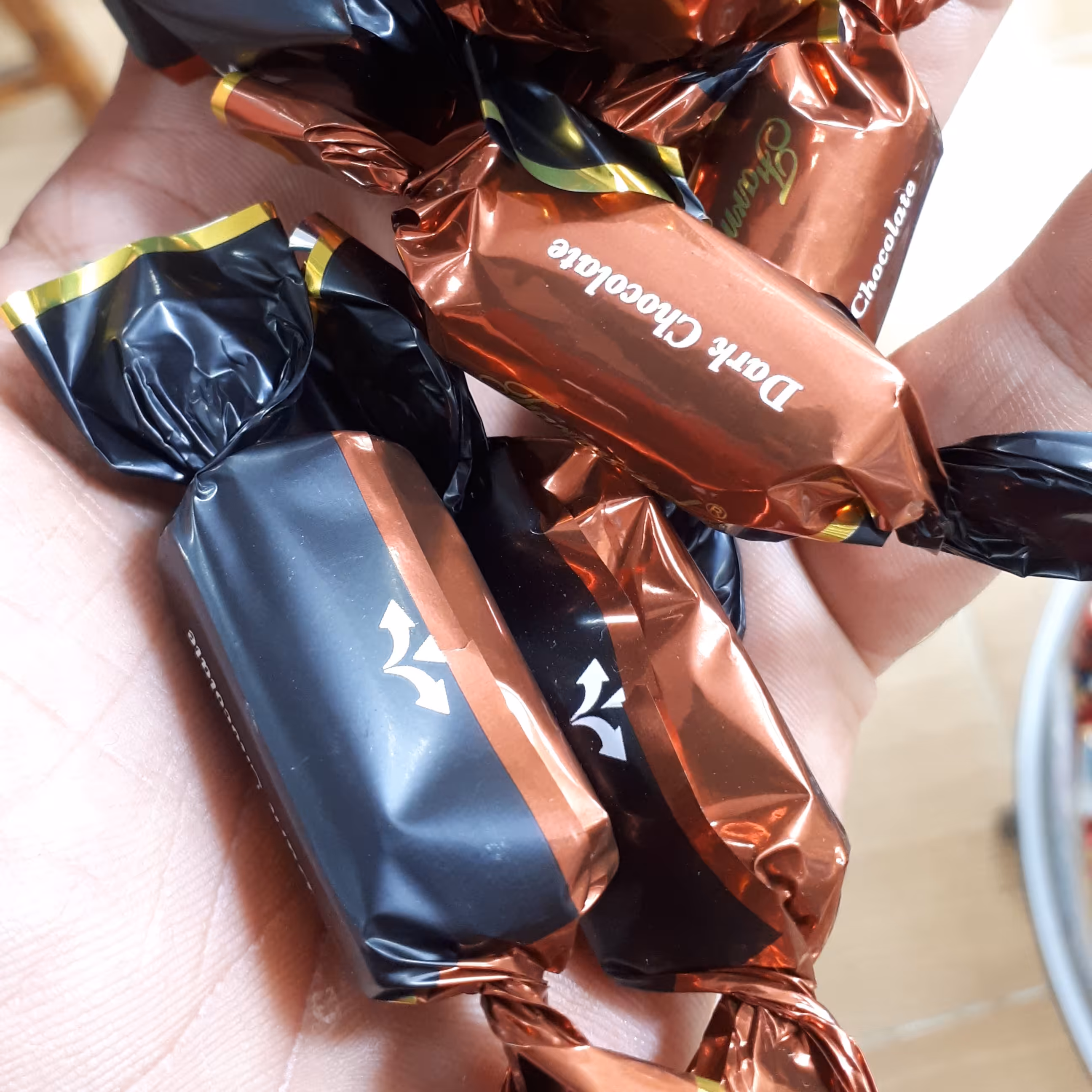 شکلات نیم تلخ دوسرپیچ با مغز سس شکلات ویولتا فرمند (100 گرمی)