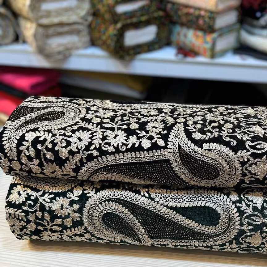 پارچه مخمل سوزن دوزی کرم  رنگ با زمینه سبز یشمی و مشکی 