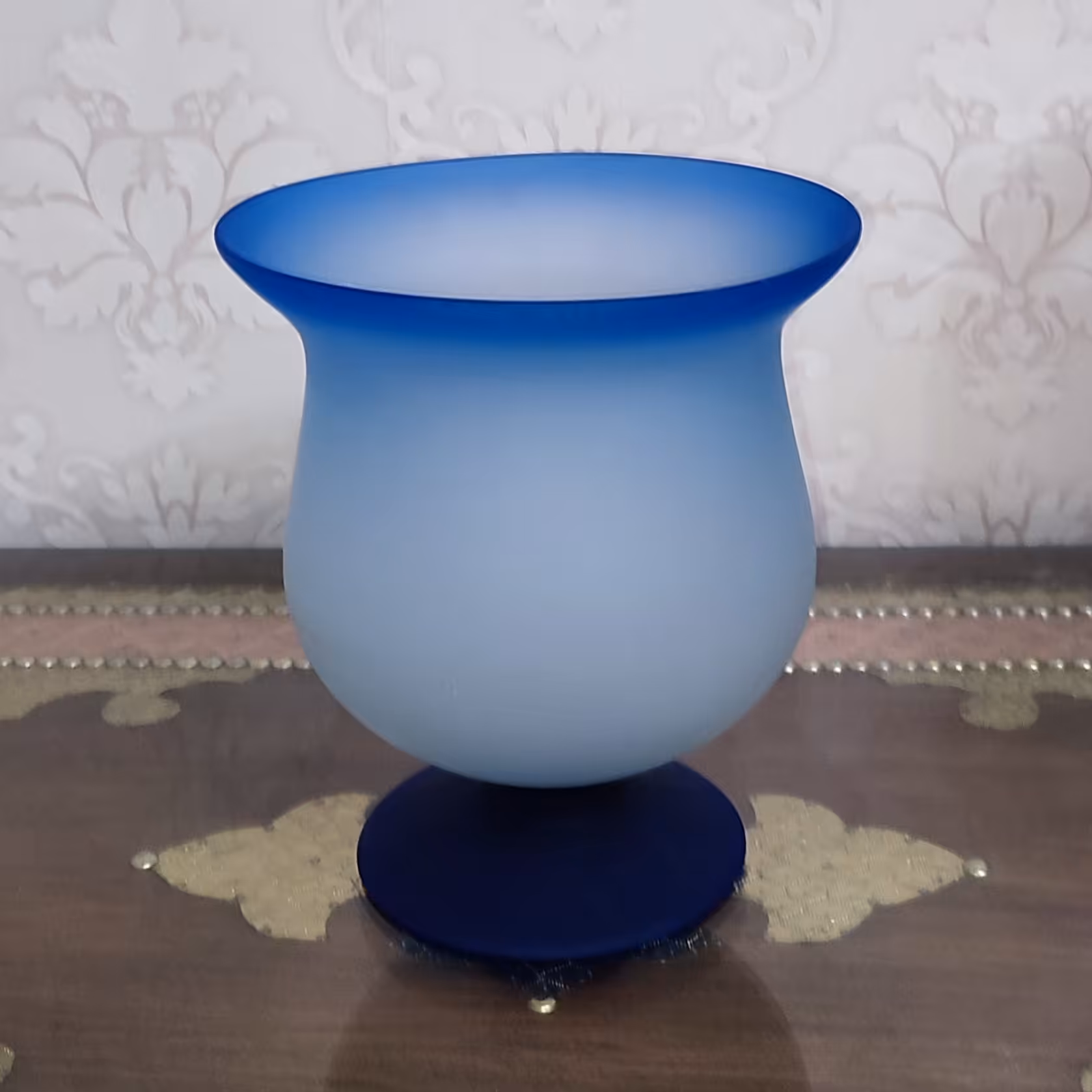 شکلات خوری پایه دار رنگ آبی  به ارتفاع  20سانتیمتر و وزن  تقریبی 1165 گرم