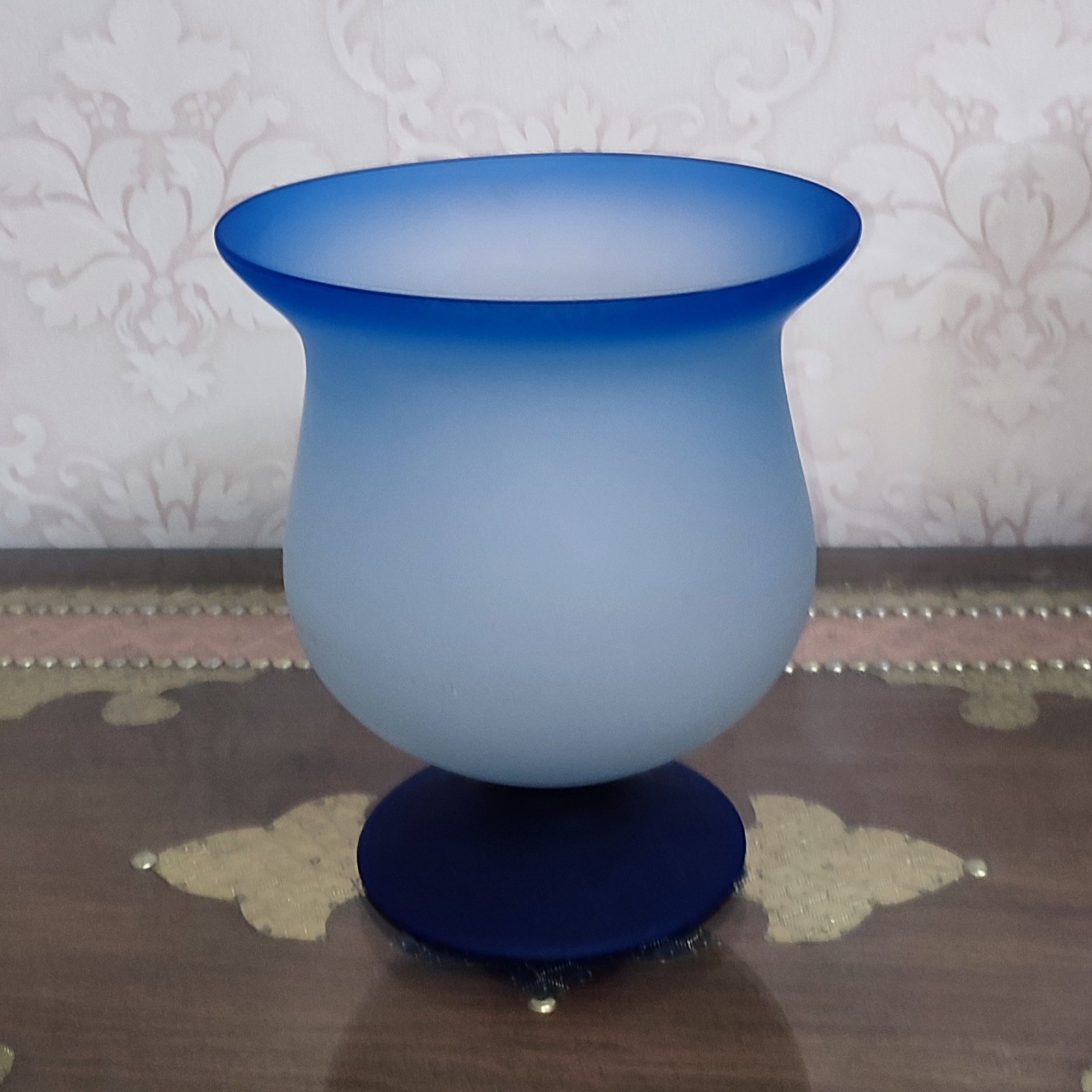 شکلات خوری پایه دار رنگ آبی  به ارتفاع  20سانتیمتر و وزن  تقریبی 1165 گرم