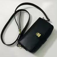 کیف زنانه چرم گاوی وکیوم  از برند master charm   با ابعاد 20*11 تمام یراق آلات کیف خارجی میباشد