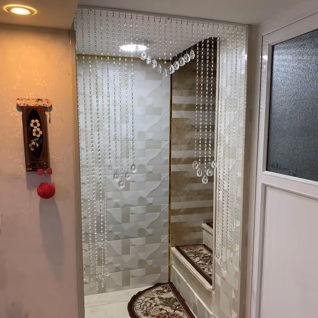 پرده کریستالی با آویز پیکوک (پس کرایه)