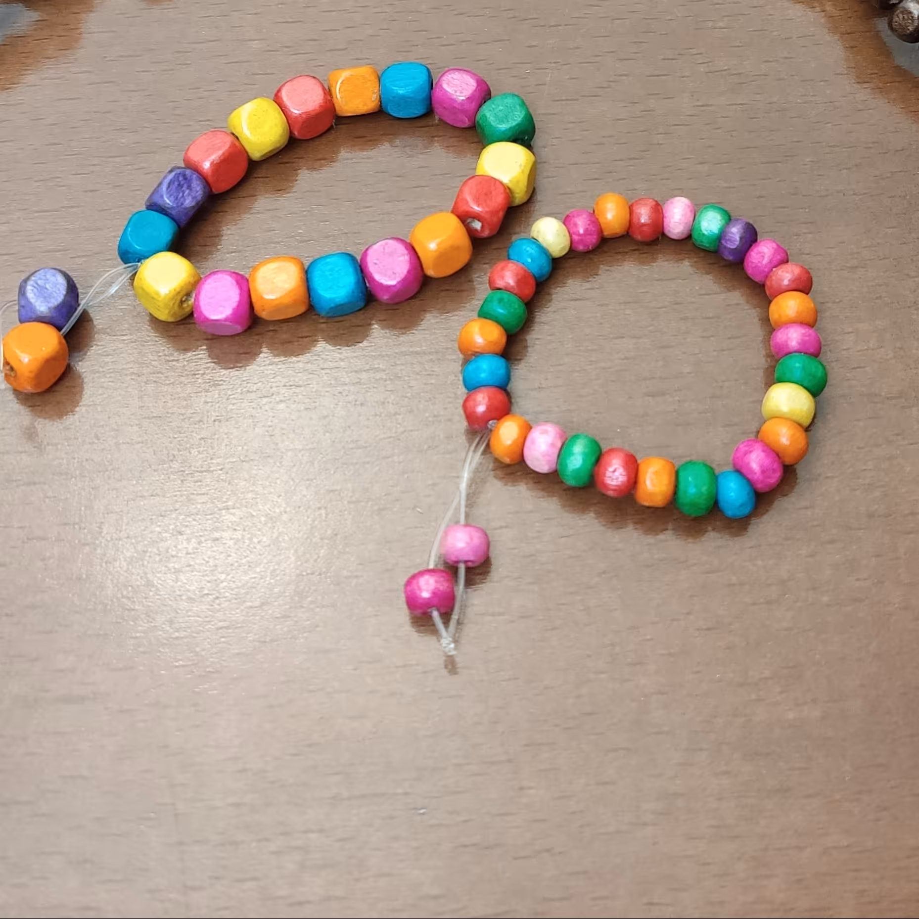 دستبند چوبی به صورت یک پک عمده شامل  زنانه و بچگانه .قیمت هر دانه 5000تومان.