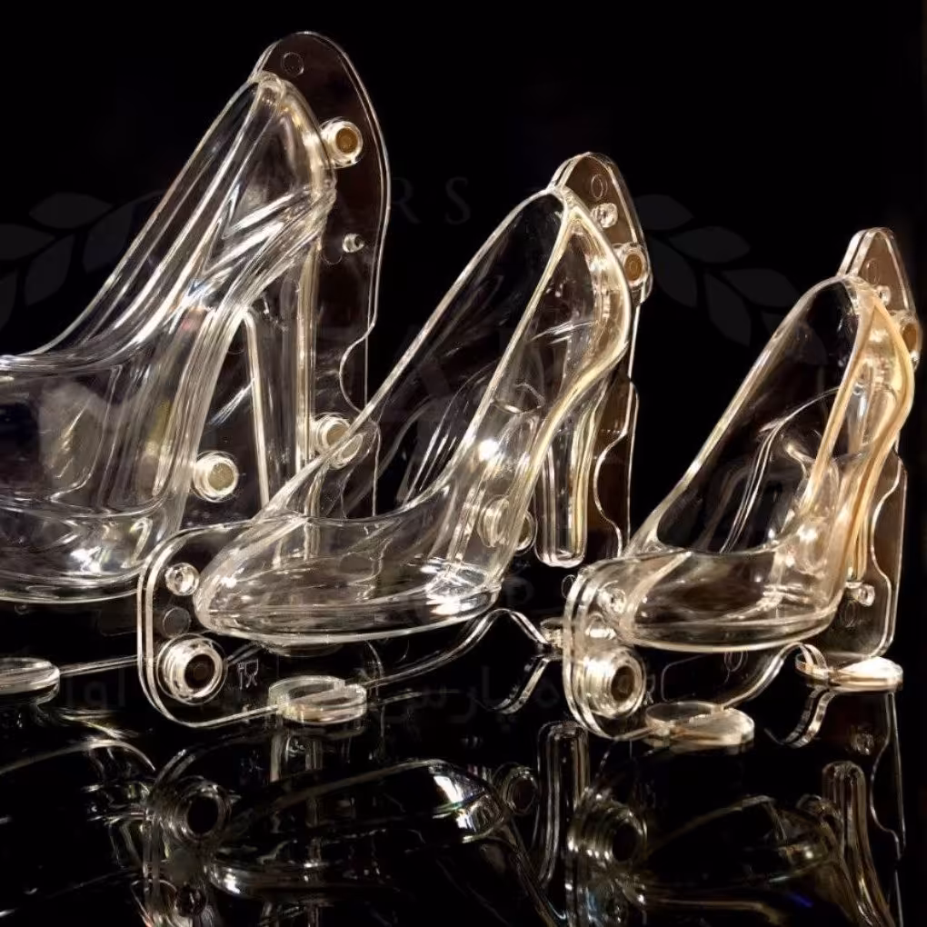 طلق کفش شکلاتی بزرگ ارتفاع کفش شکلاتی آماده حدودا 15 و سانت و عرضش  حدودا 18سانت مناسب تزیین کیک جنس عالی و طرحی زیبا