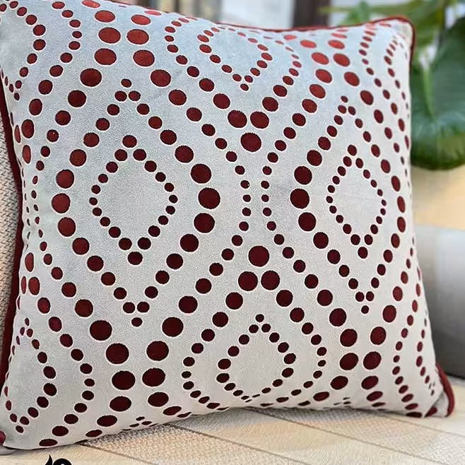 کوسن مربعی طرح رز (لوزی) مخمل طوسی زرشکی