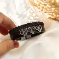دستبند چرم اسپرت مناسب خانم