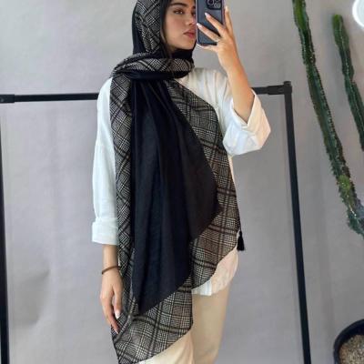 شال مشکی حاشیه طرحدار