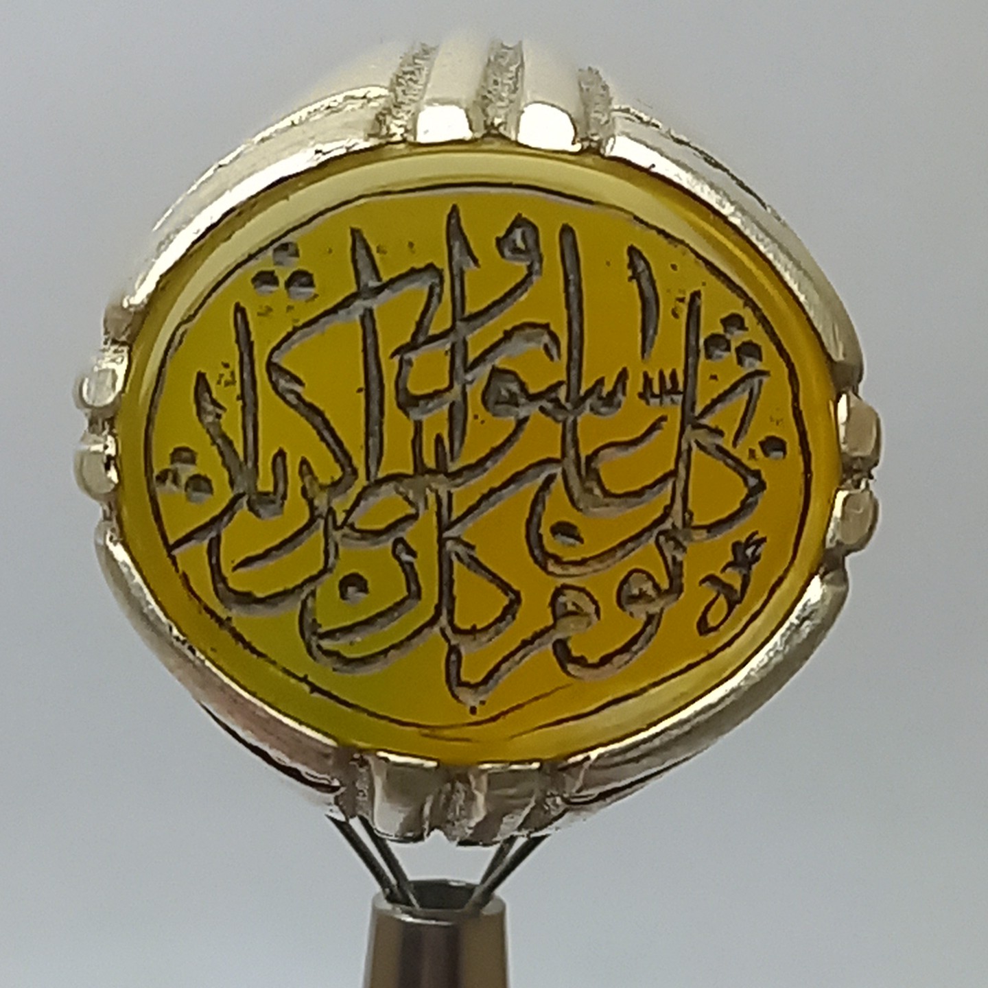 انگشتر عقیق زرد با حکاکی کار دست زیبا و رکاب نقره 92.5 سفارشی