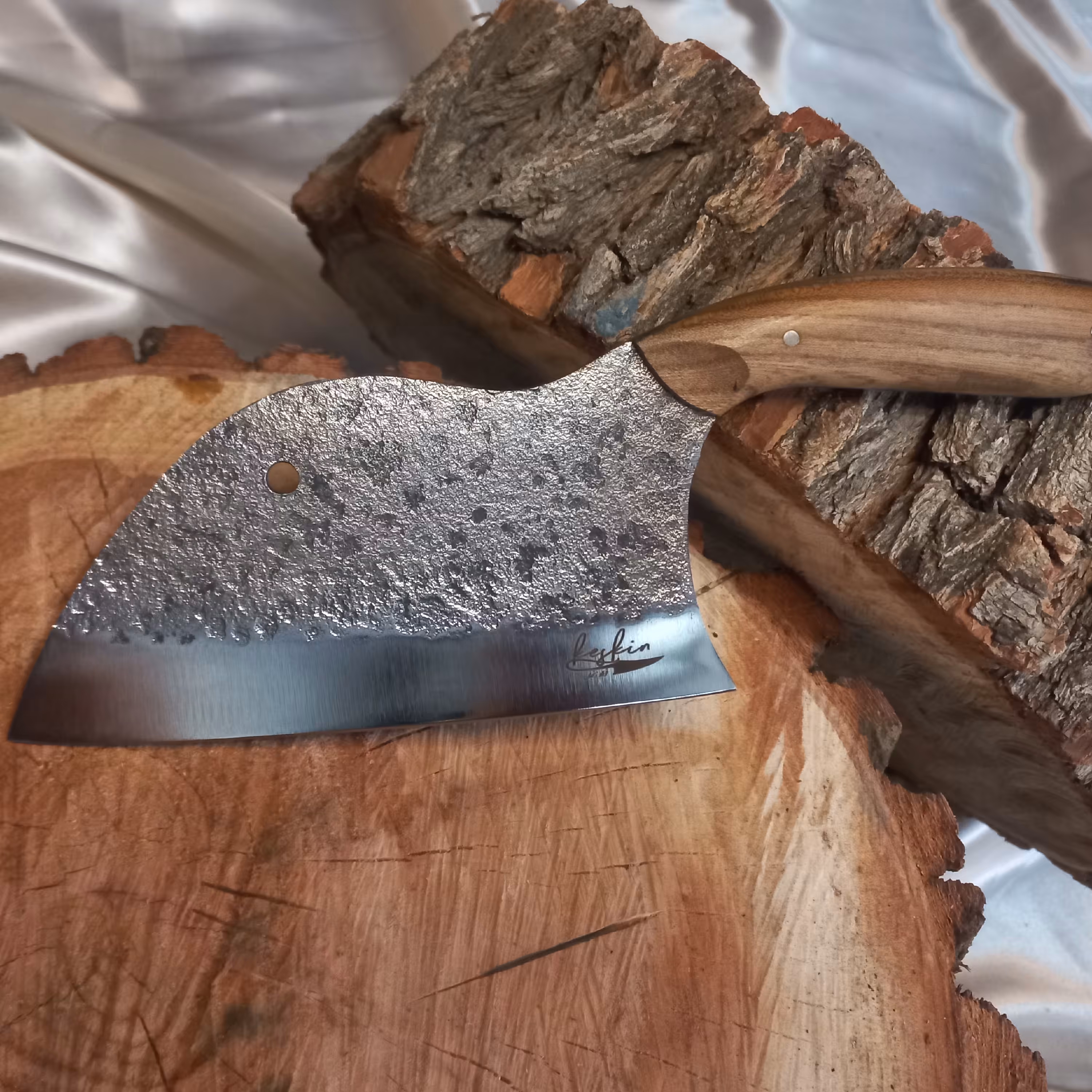 ساطور برش با فوقلعاده کارایی بالا در آشپزی جنس تیغه از فولاد ضد زنگ جنس دسته چوب راش کاربردی در اشپزخانه