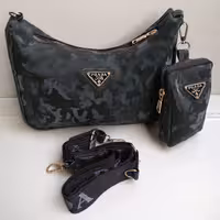 کیف پاسپورتی با یک کیف کوچک همراه  با بند بلند قابل تنظیم پهن