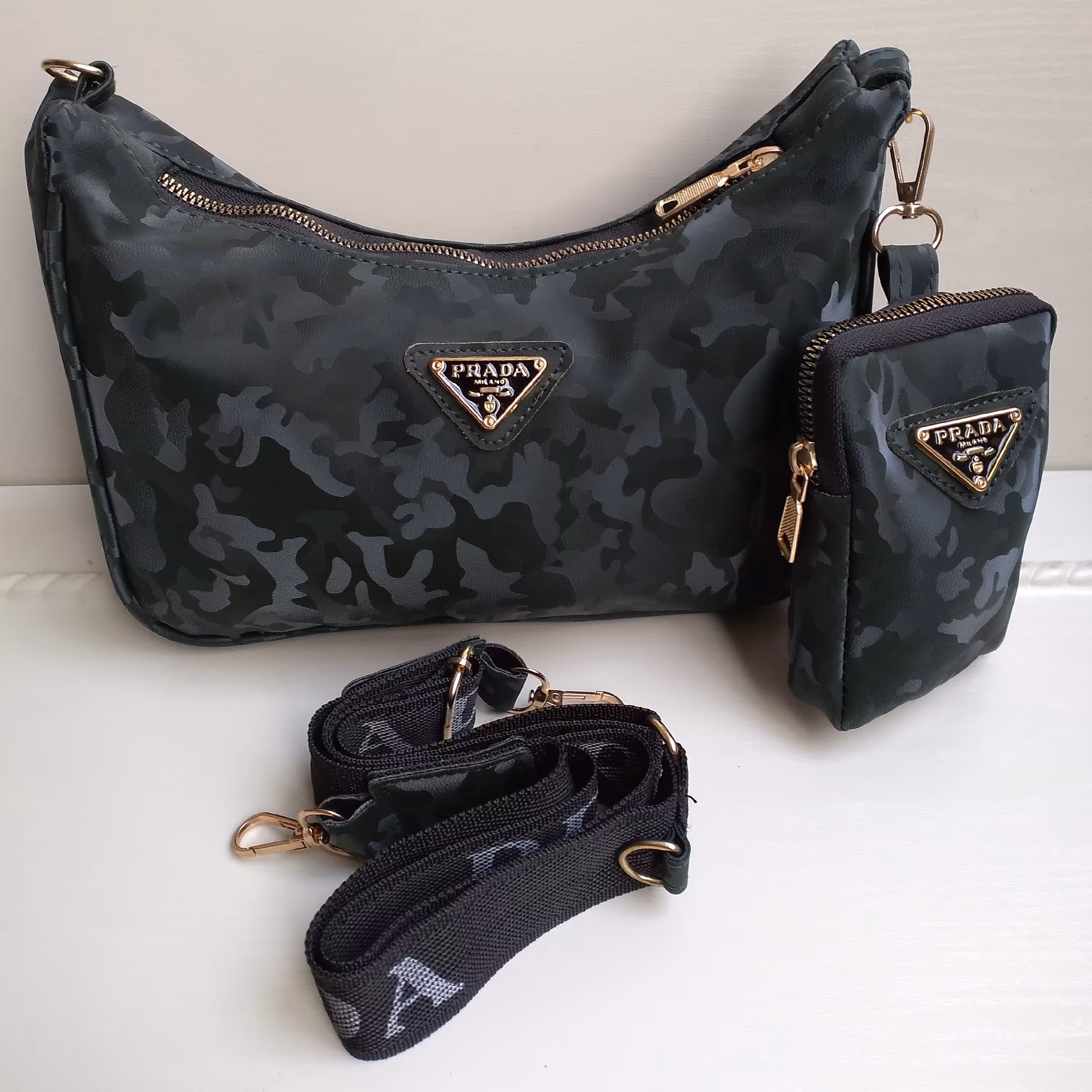 کیف پاسپورتی با یک کیف کوچک همراه  با بند بلند قابل تنظیم پهن