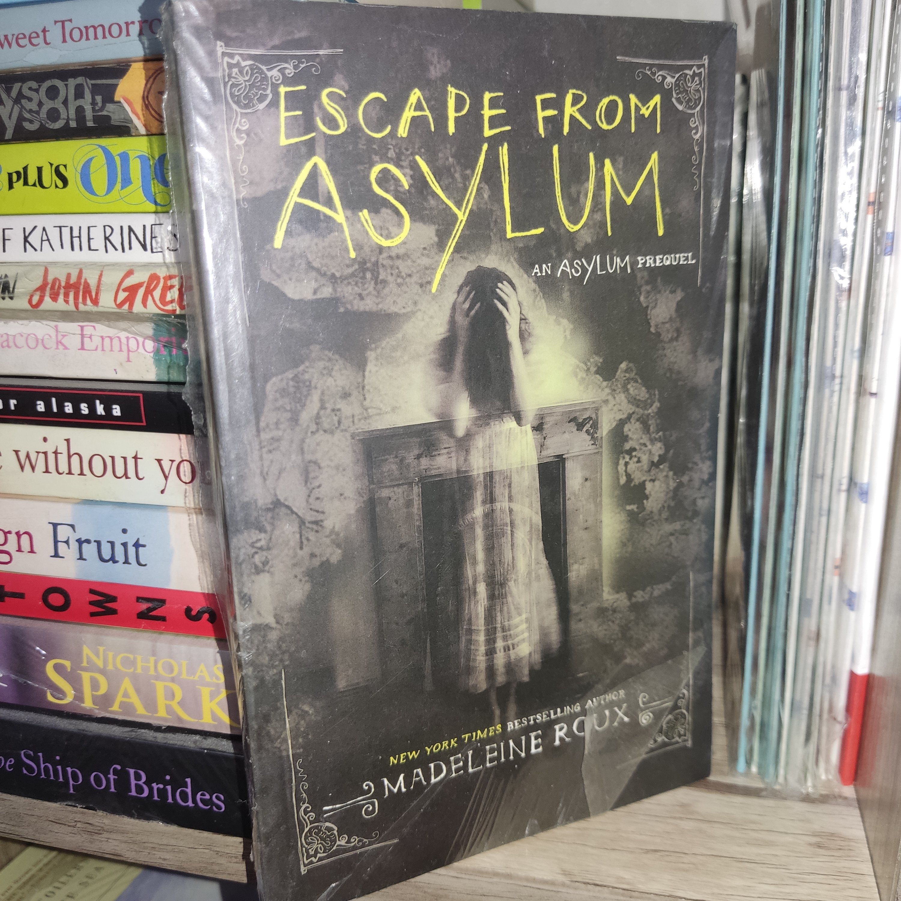کتاب زبان اصلی Escape from Asylum (فرار از تیمارستان) - اثر مدلین روو