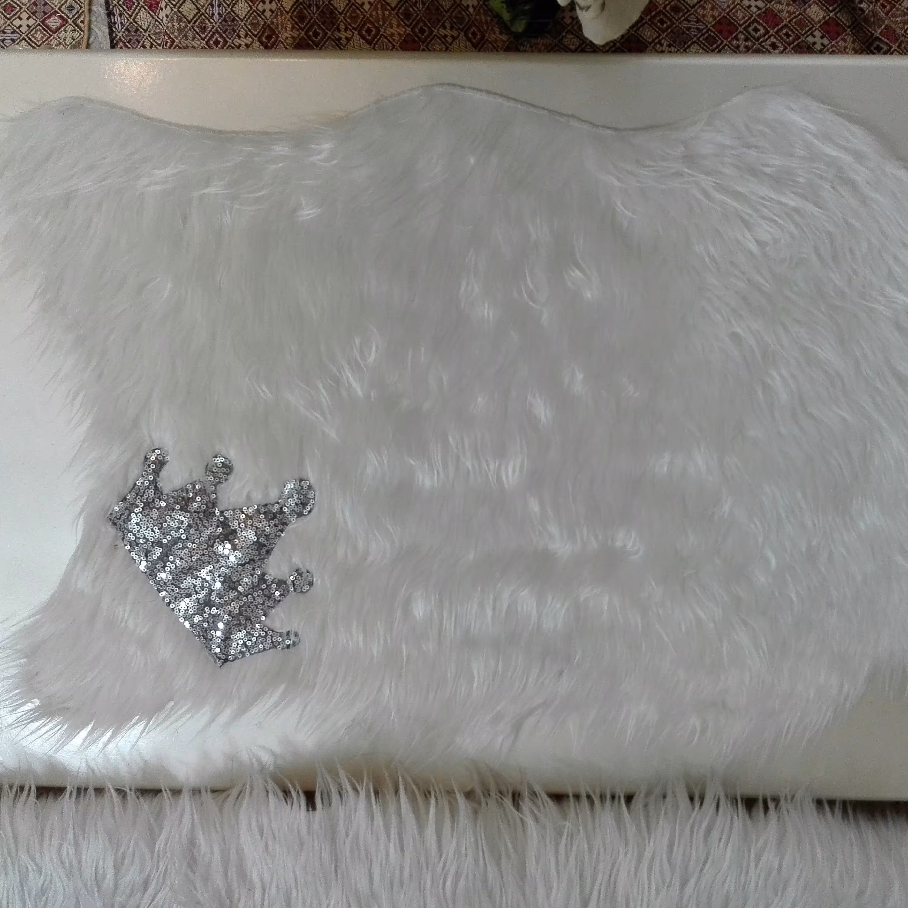 خزرو مبلی سفید با طرح تاج نقره ای