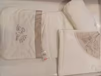 سرویس خواب نوزادی  ببتو  bebetto اصل ترکیه  (دم دستی )کرم -نسکافه ای  شامل بالشت و پتو و قنداق فرنگی تشک شونده 100% نخ پنبه طرح تاج   bebetto