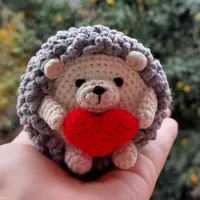 عروسک دستبافت جوجه تیغی کوچولو با قد تقریبی 9 سانت و قابل سفارش در رنگبندی دلخو