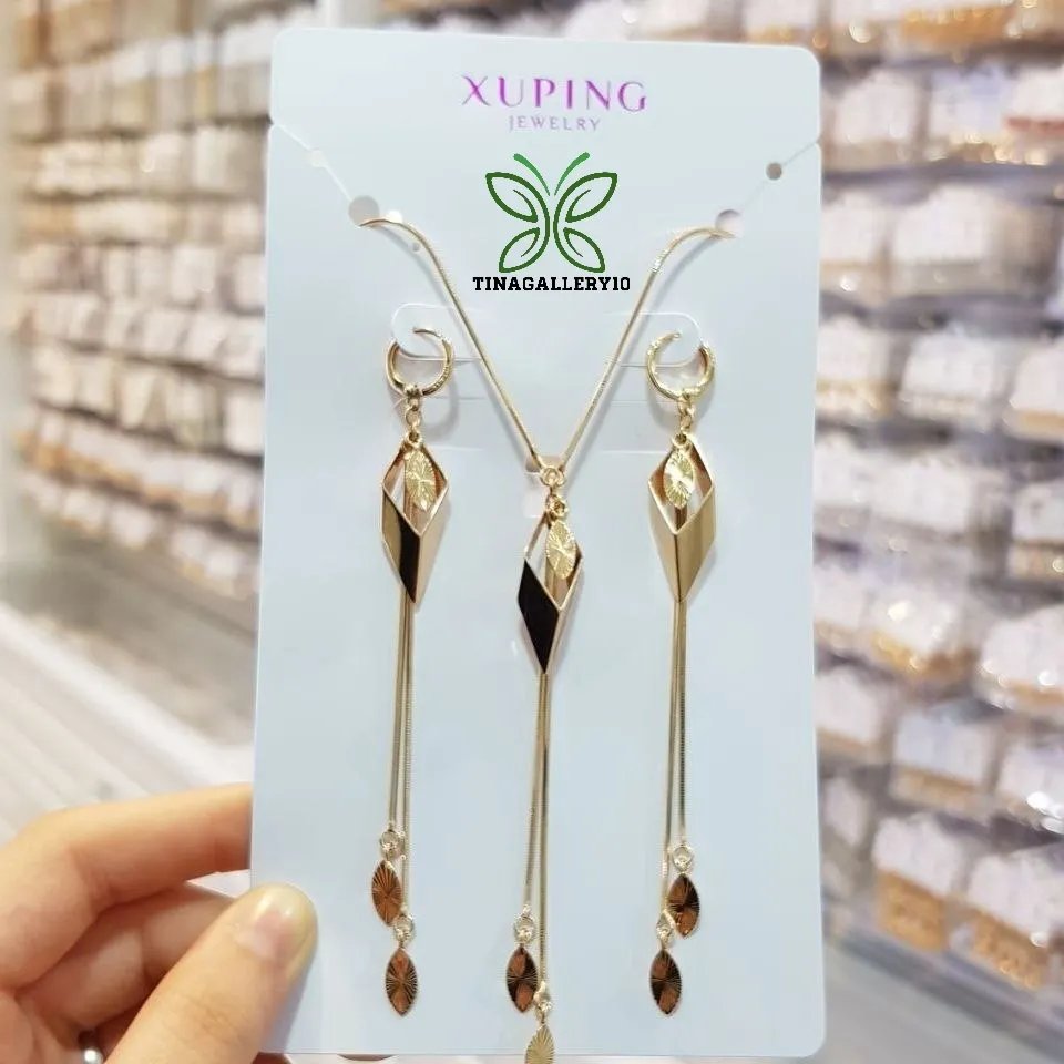 نیم ست آویز ژوپینگ با زنجیر که خیلی مجلسیه وتراشهایی که خورده باعث درخشنگی زیادش شده آبکاری طلا ورنگ ثابت، ضدحساسیت 