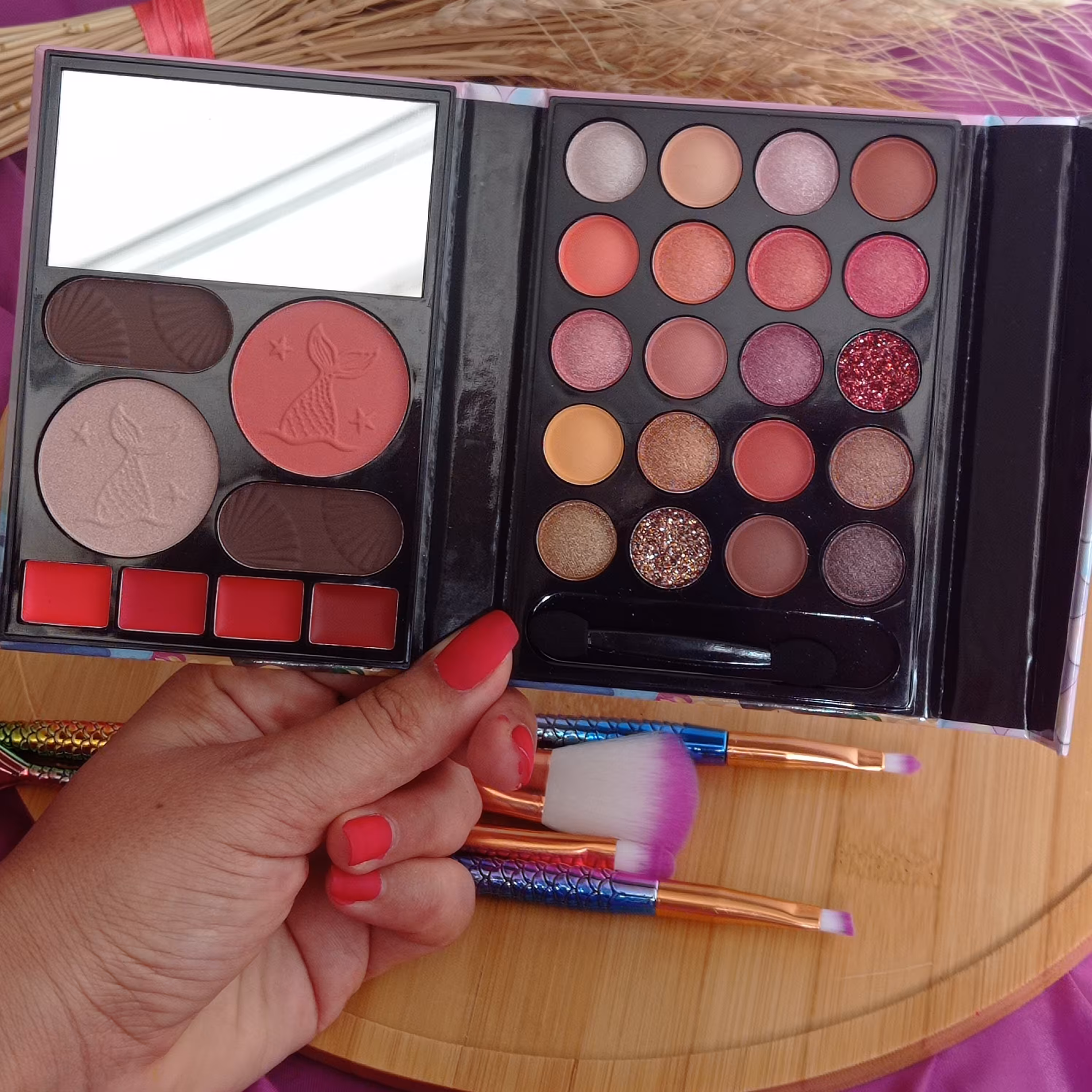 پالت چندکاره Anylady
که شامل
20 رنگ سایه ی خوشرنگ و جدید و کاربردیه
4تا رژ خوش رنگ و مجلسی داره
یه سایه ی ابرو داره
و یه