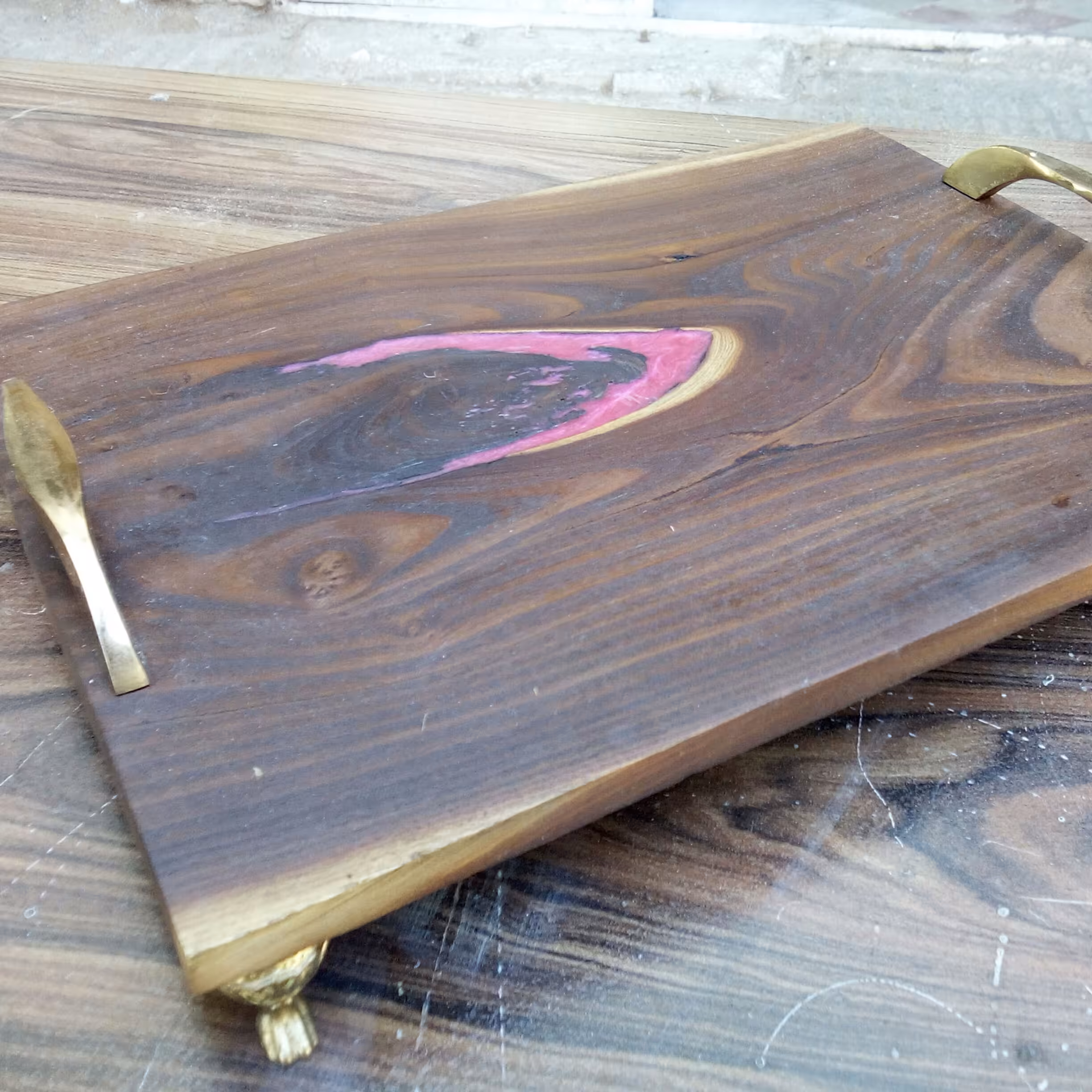 سینی چوب و رزین تهیه شده از چوب سنجد و رزین اپوکسی با رنگ صورتی صدفی با دسته های فلزی طلایی