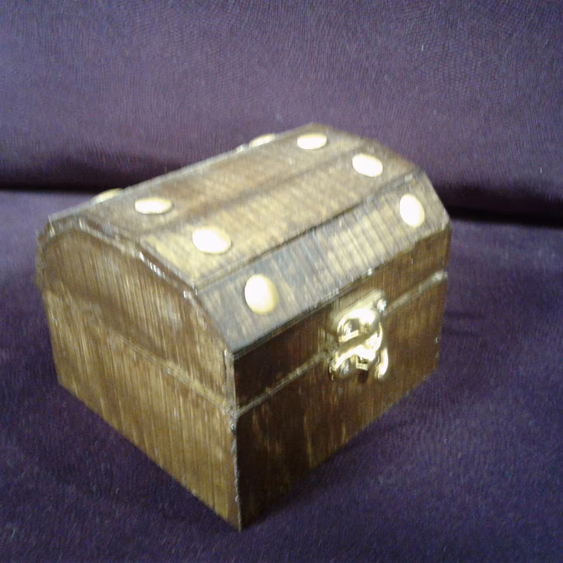 جعبه جواهرات طرح صندوقچه و گل میخ ابعاد همه نه سانتیمتر