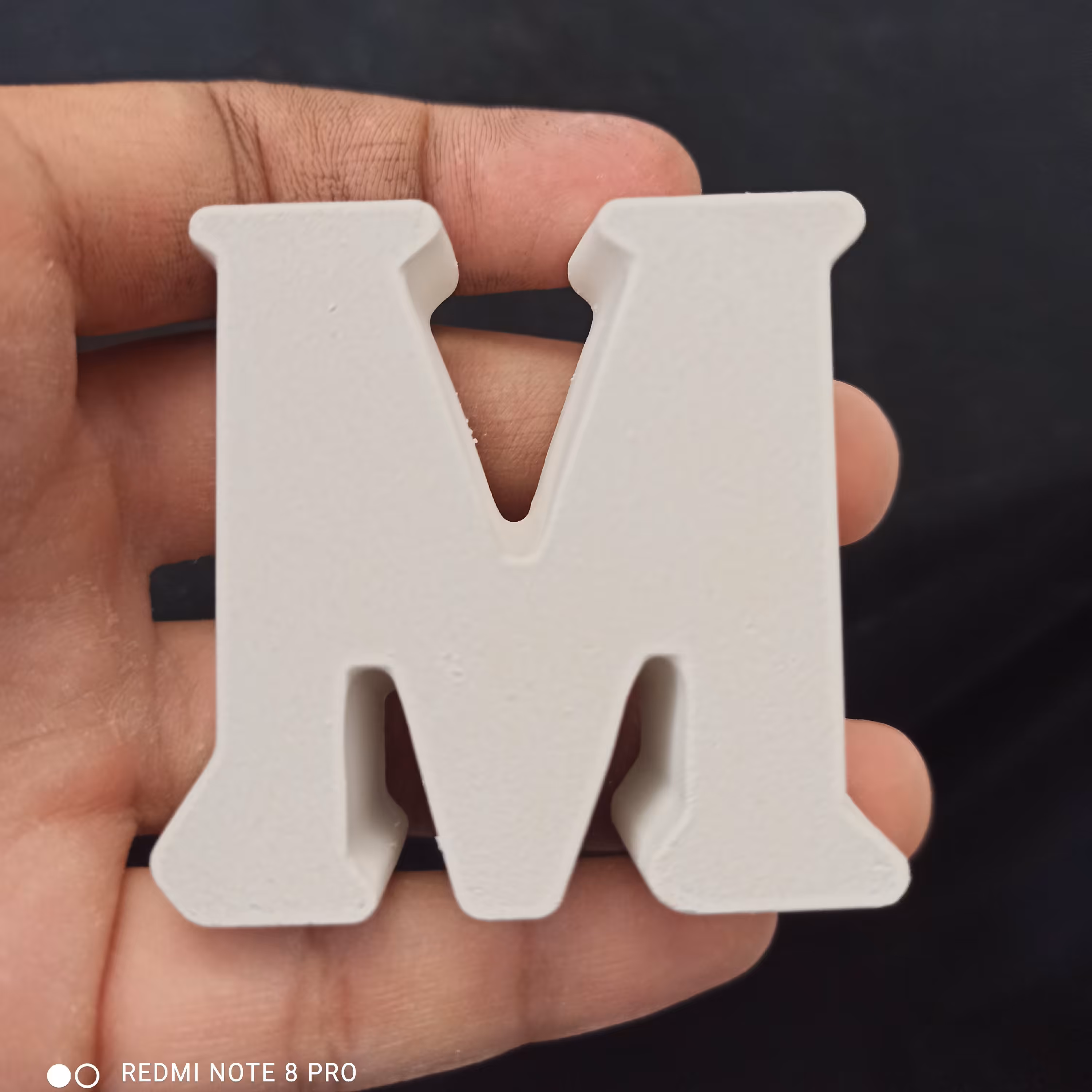 بیس خام حرف M ، فونت رومی بزرگ ، جنس بتنی سنگی ، ضخامت 2 سانتی متر ، ارتفاع 5.5 سانتی متر